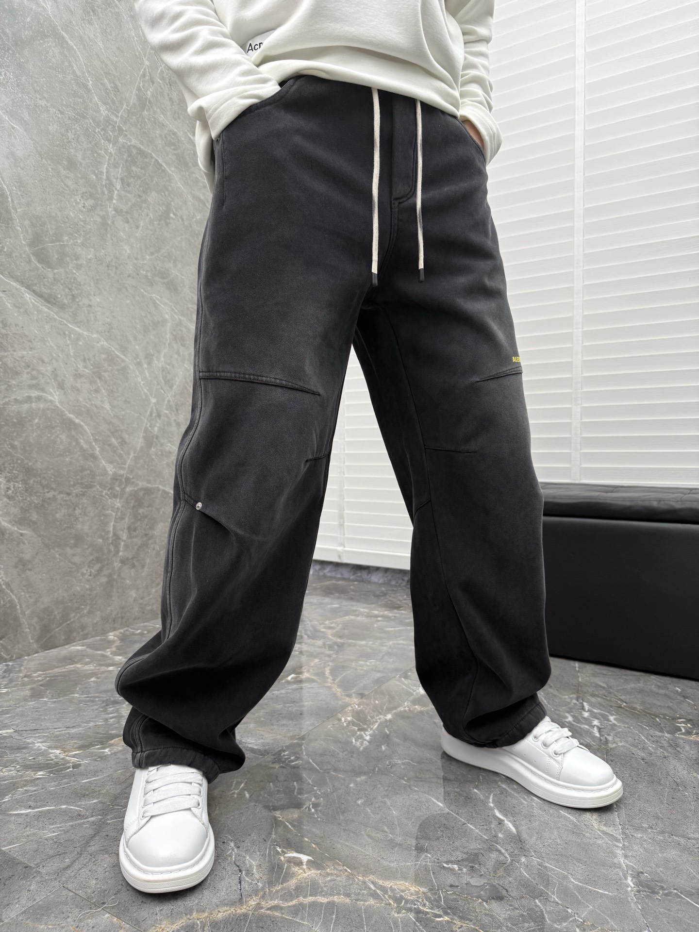 大王🌈🌈新款休闲加绒工装裤，采用梭织特种工艺混纺面料 洗水做色，超级柔软亲肤！内里走线工整细致，上身时尚