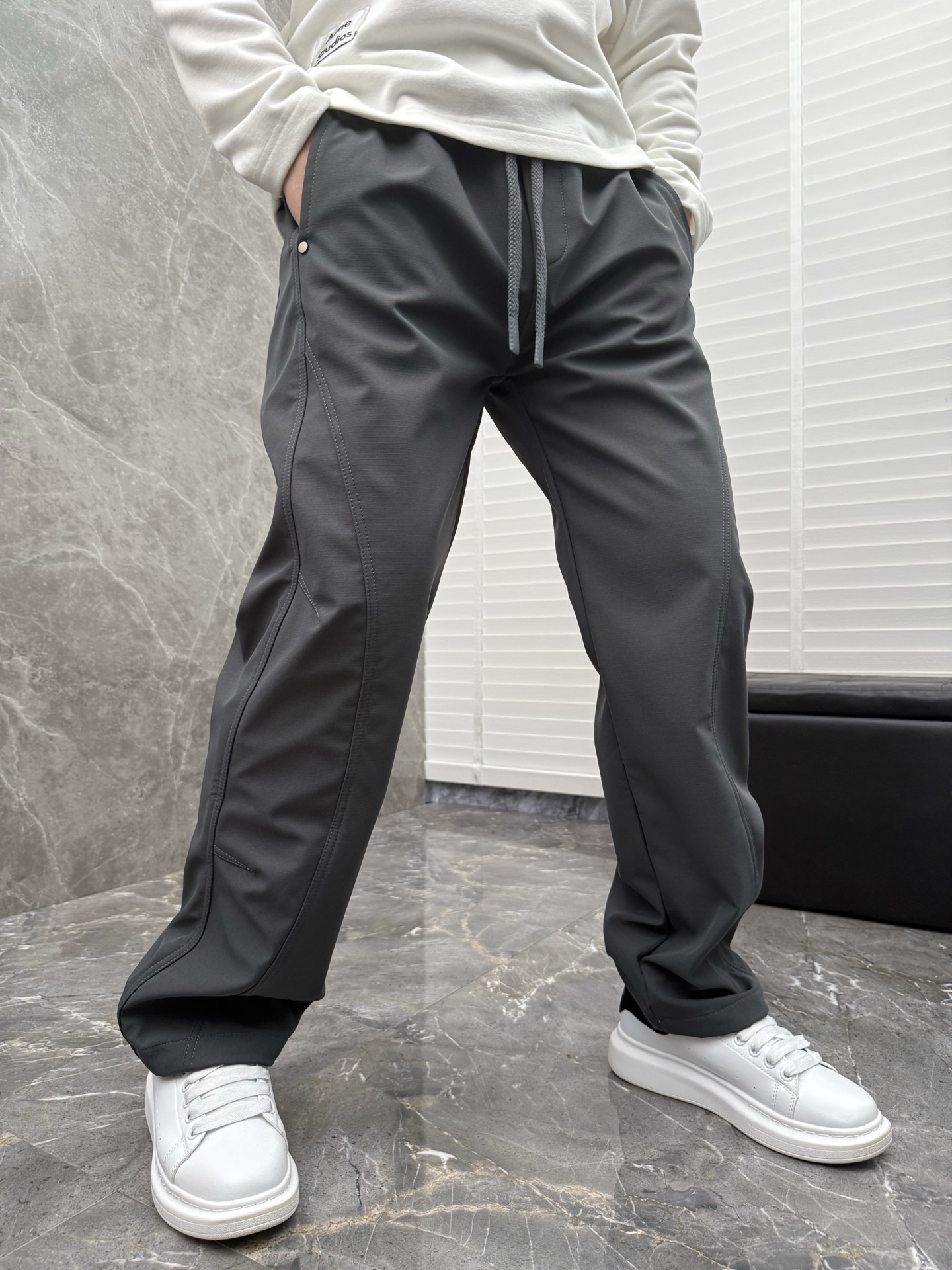 迪桑特🌈🌈新款加绒加厚软壳裤，采用优质聚酯纤维面料加绒加厚，面料超级舒适透气！整体超级好看炫酷！设计搭配