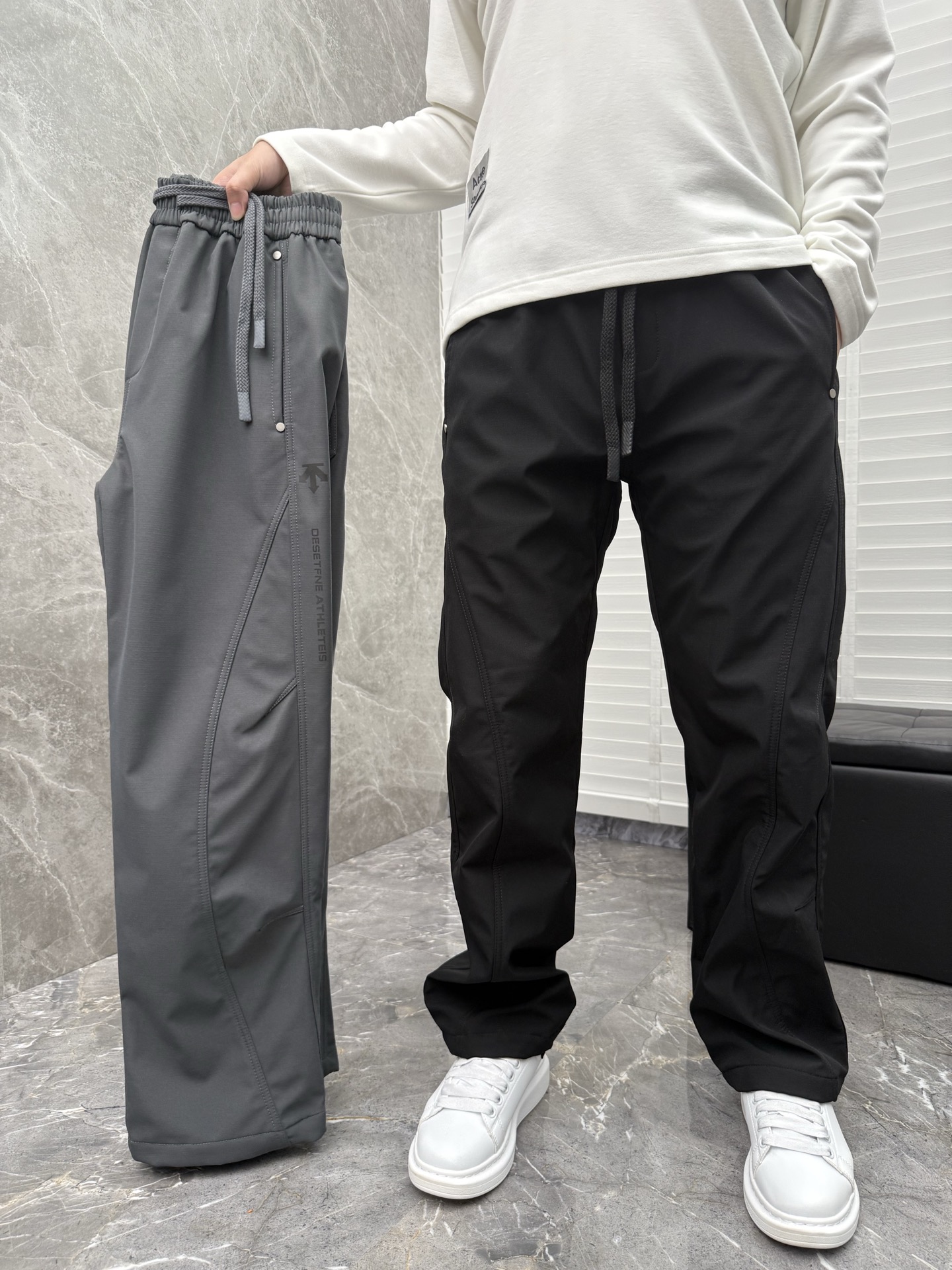 迪桑特🌈🌈新款加绒加厚软壳裤，采用优质聚酯纤维面料加绒加厚，面料超级舒适透气！整体超级好看炫酷！设计搭配