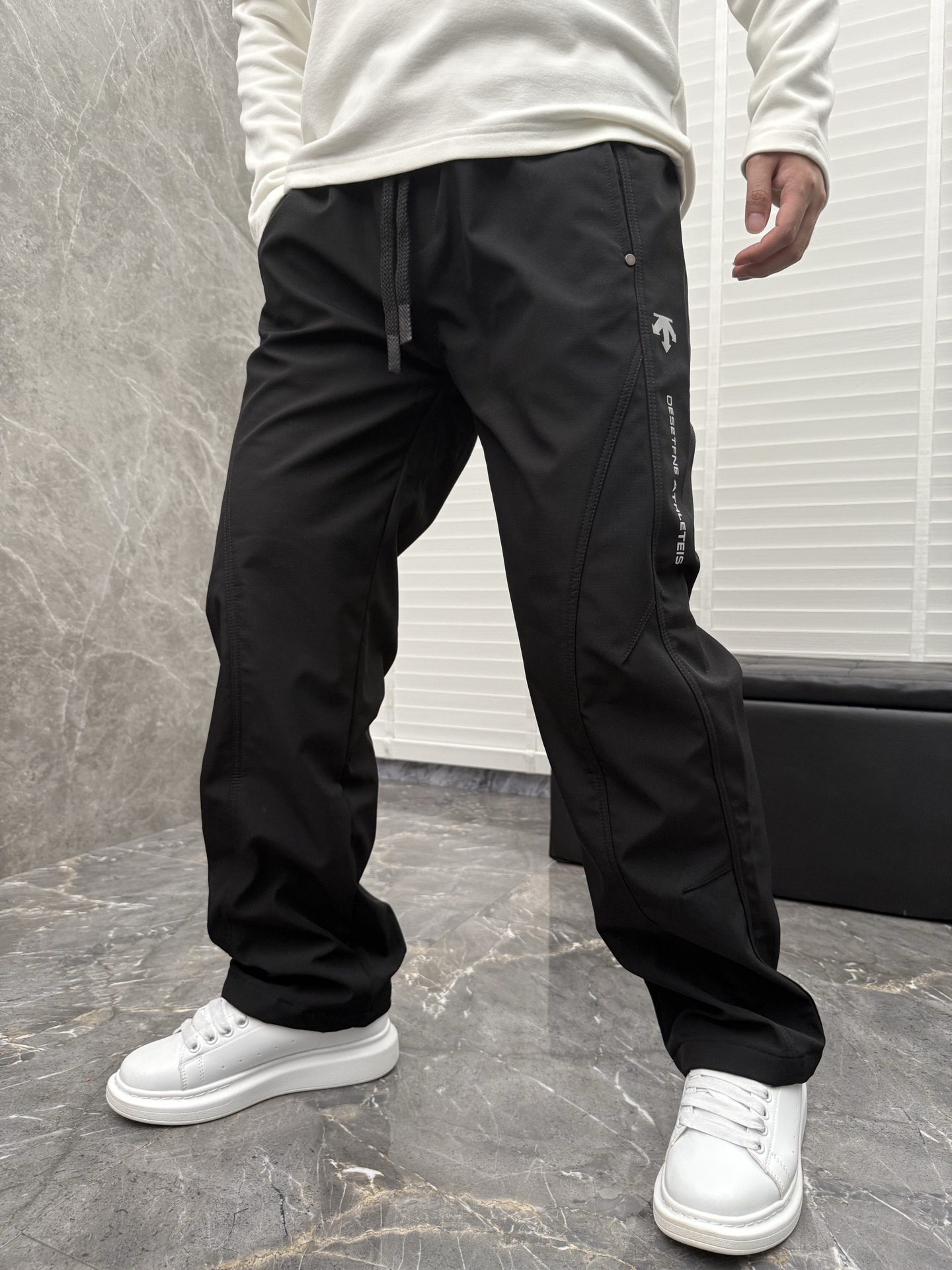 迪桑特🌈🌈新款加绒加厚软壳裤，采用优质聚酯纤维面料加绒加厚，面料超级舒适透气！整体超级好看炫酷！设计搭配