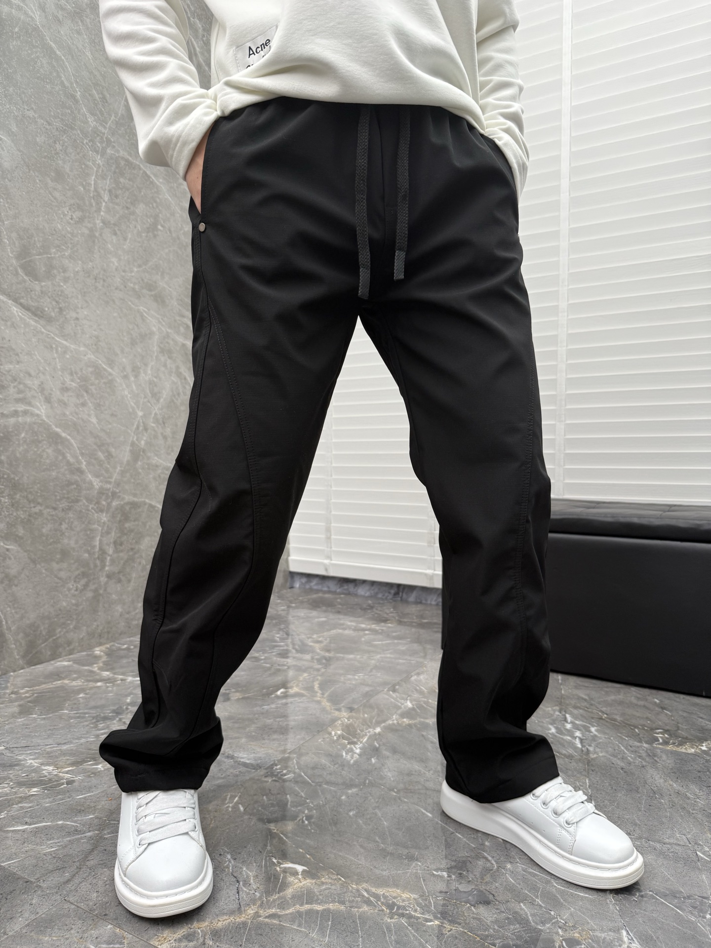 迪桑特🌈🌈新款加绒加厚软壳裤，采用优质聚酯纤维面料加绒加厚，面料超级舒适透气！整体超级好看炫酷！设计搭配