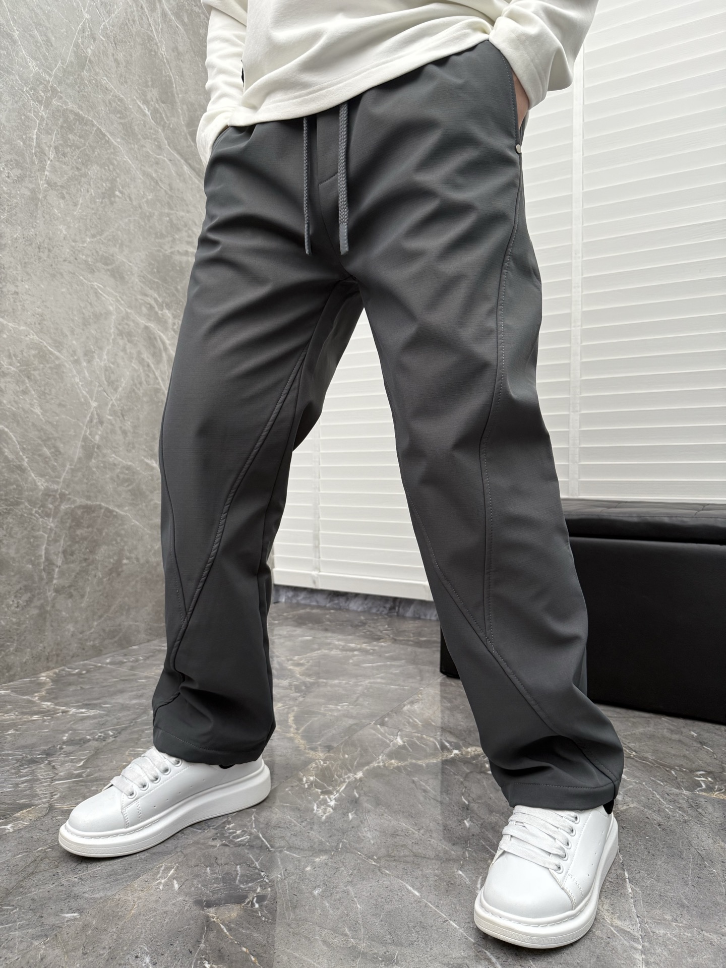 凯乐石🌈🌈新款加绒加厚软壳裤，采用优质聚酯纤维面料加绒加厚，面料超级舒适透气！整体超级好看炫酷！设计搭配