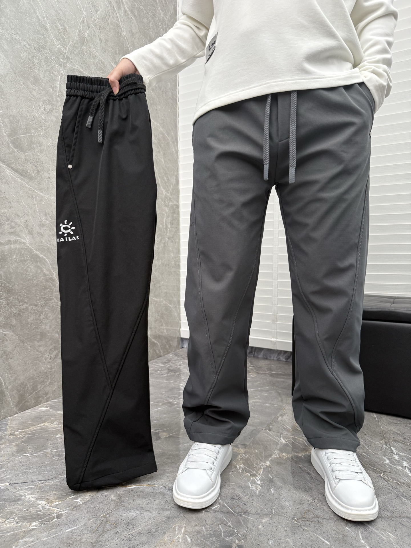 凯乐石🌈🌈新款加绒加厚软壳裤，采用优质聚酯纤维面料加绒加厚，面料超级舒适透气！整体超级好看炫酷！设计搭配