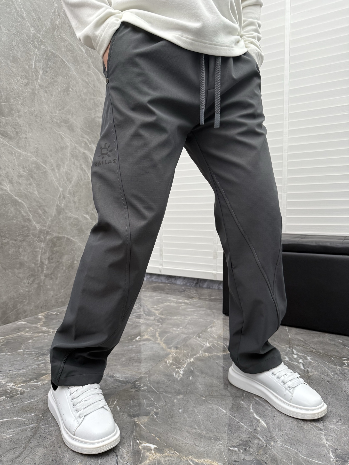 凯乐石🌈🌈新款加绒加厚软壳裤，采用优质聚酯纤维面料加绒加厚，面料超级舒适透气！整体超级好看炫酷！设计搭配