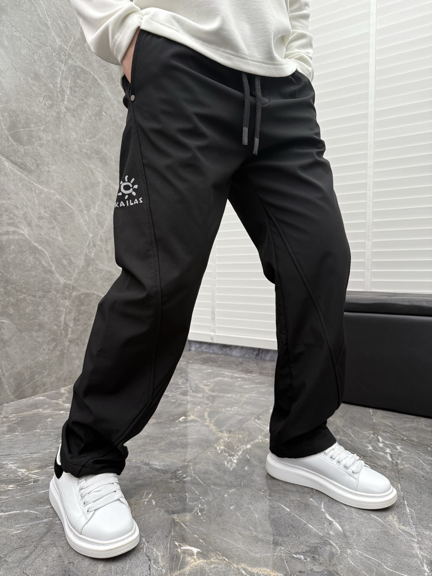 凯乐石🌈🌈新款加绒加厚软壳裤，采用优质聚酯纤维面料加绒加厚，面料超级舒适透气！整体超级好看炫酷！设计搭配