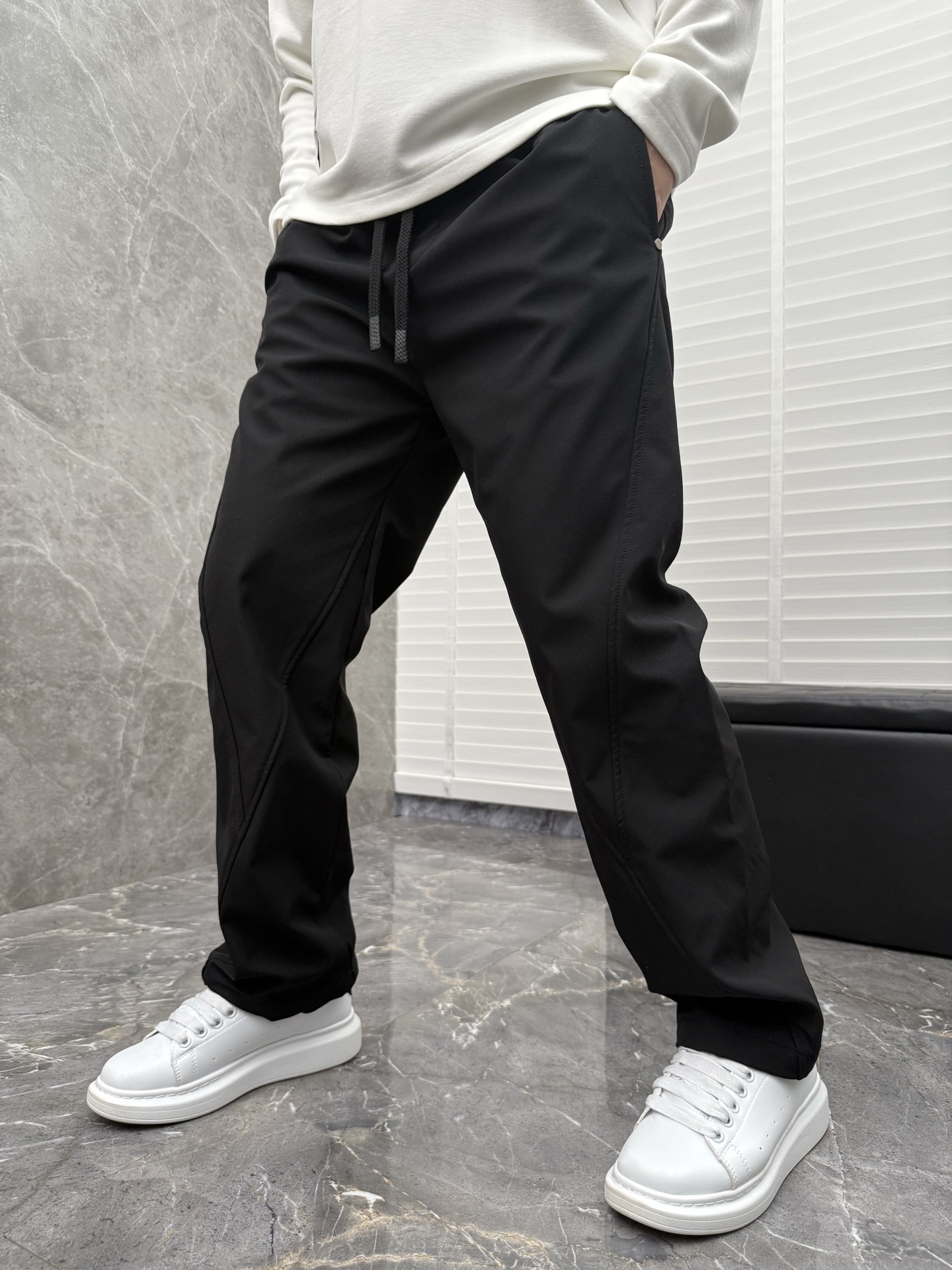 凯乐石🌈🌈新款加绒加厚软壳裤，采用优质聚酯纤维面料加绒加厚，面料超级舒适透气！整体超级好看炫酷！设计搭配