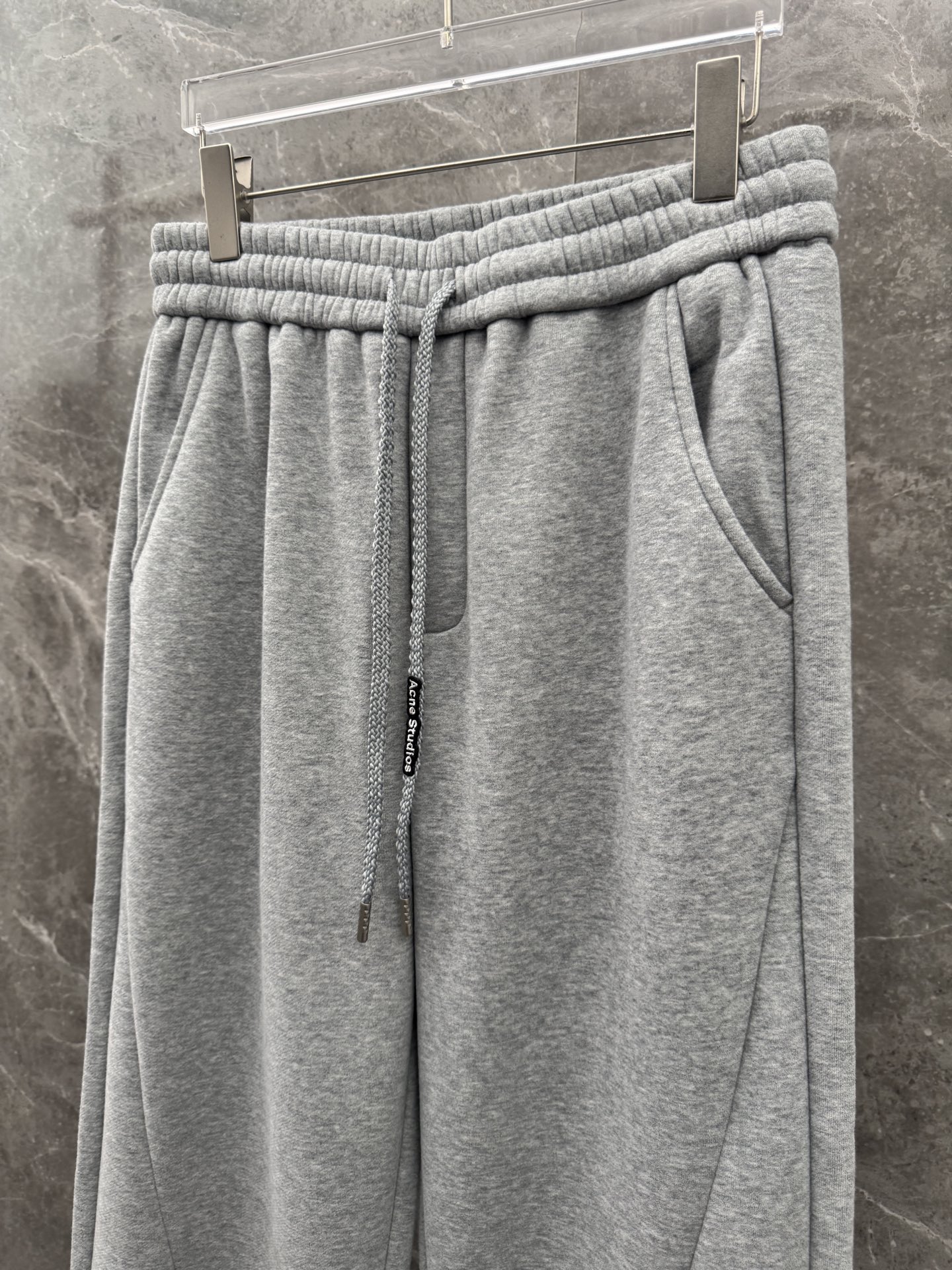 Acn🌈🌈新款休闲加绒直筒长裤，采用优质高定面料，面料丝滑挺括，内里羊绒底，上身足够吸睛且回头率爆棚！休