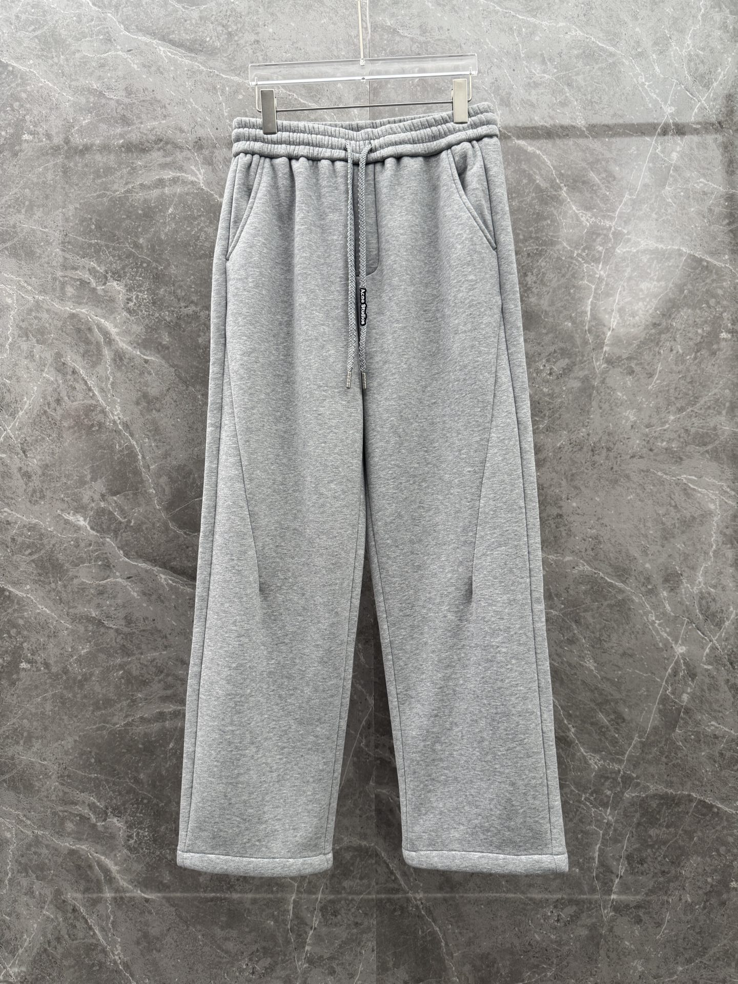 Acn🌈🌈新款休闲加绒直筒长裤，采用优质高定面料，面料丝滑挺括，内里羊绒底，上身足够吸睛且回头率爆棚！休