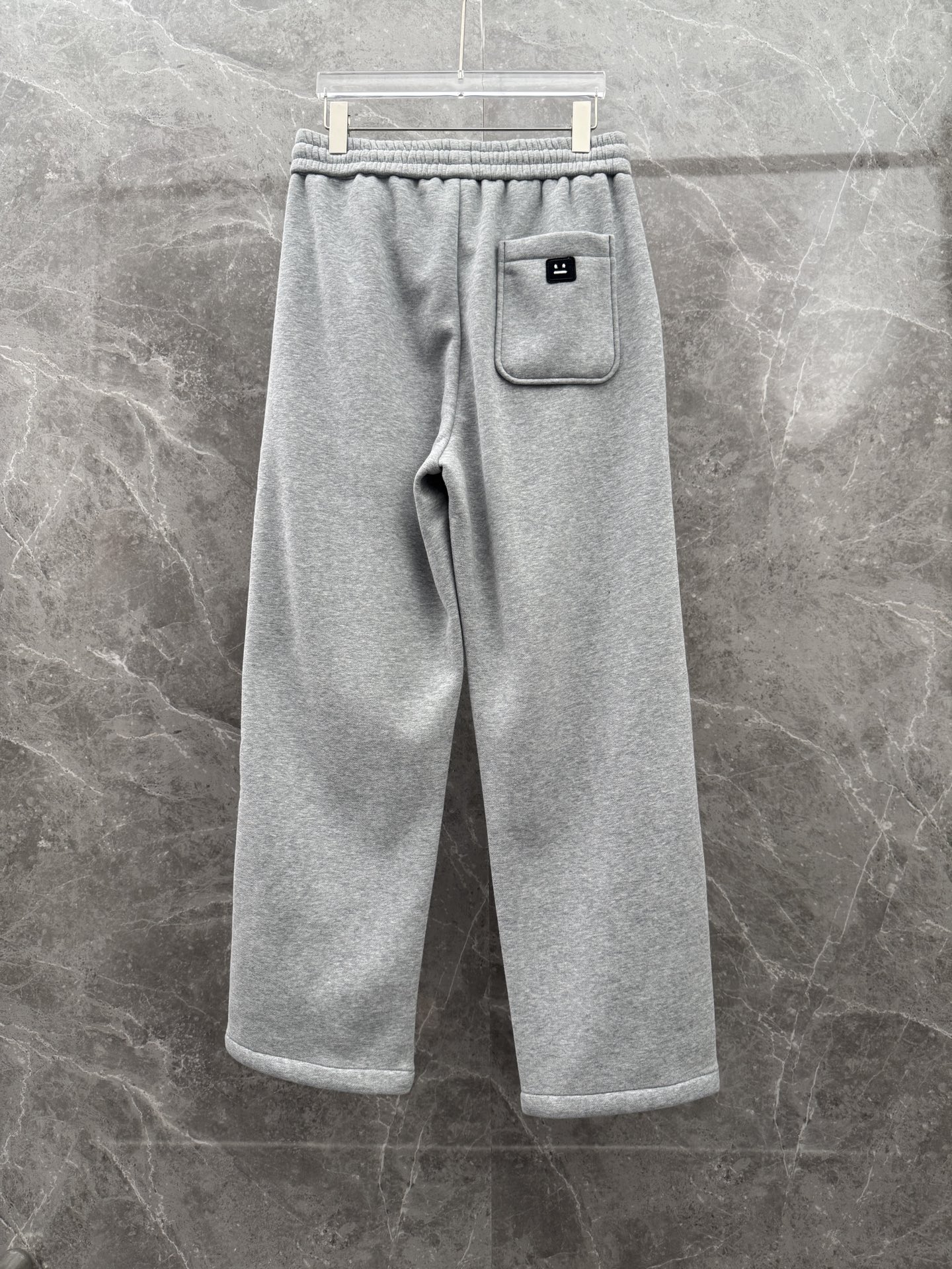 Acn🌈🌈新款休闲加绒直筒长裤，采用优质高定面料，面料丝滑挺括，内里羊绒底，上身足够吸睛且回头率爆棚！休