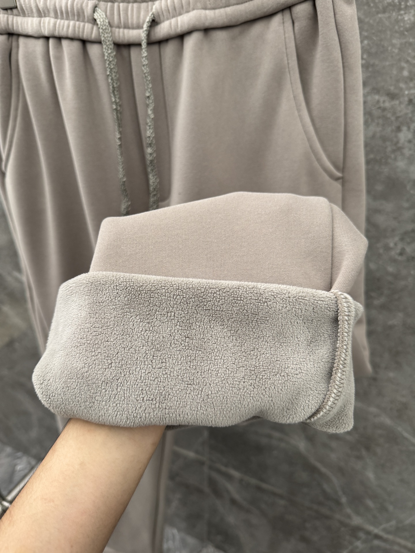 Acn🌈🌈新款休闲加绒直筒长裤，采用优质高定面料，面料丝滑挺括，内里羊绒底，上身足够吸睛且回头率爆棚！休