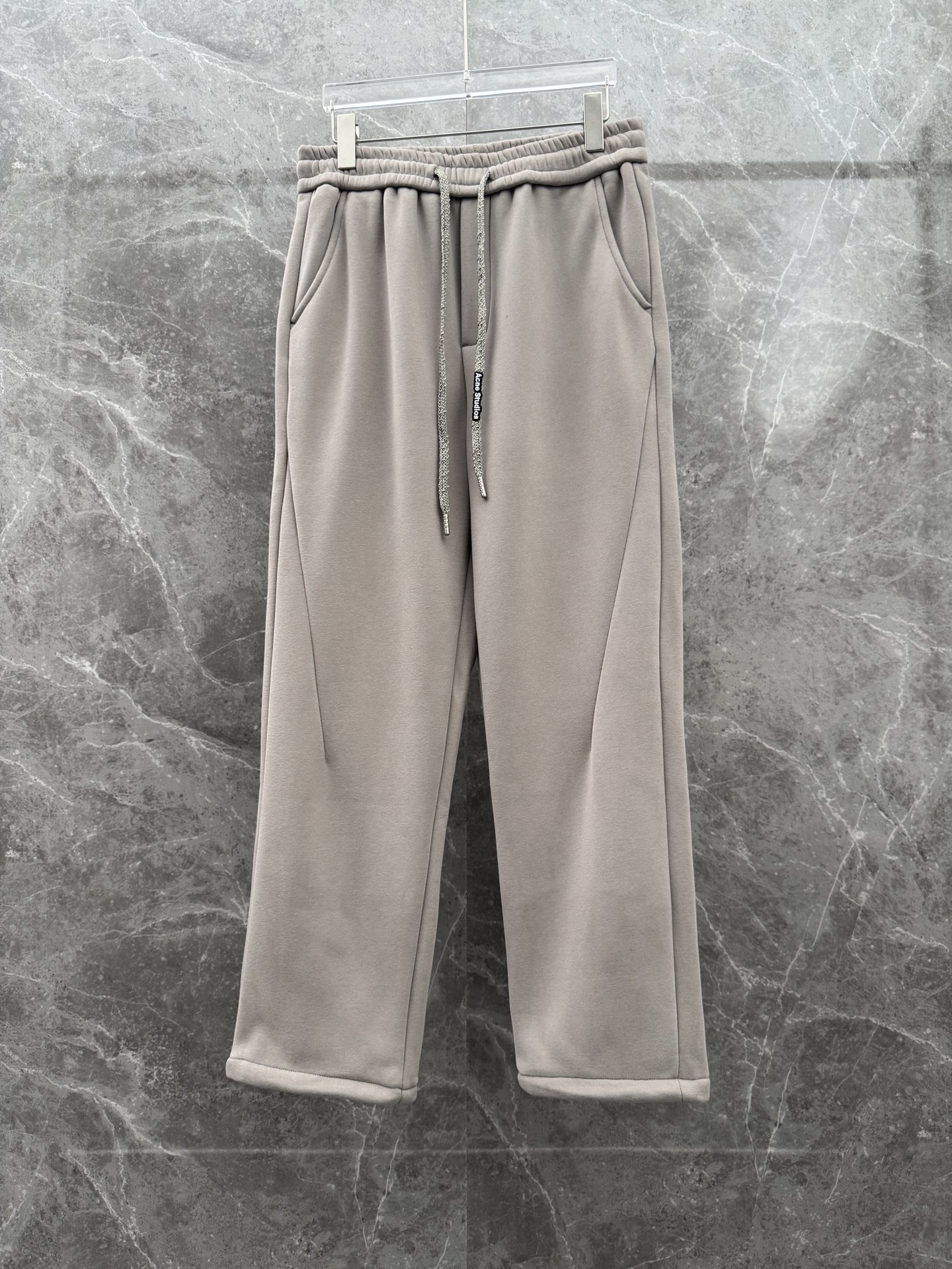 Acn🌈🌈新款休闲加绒直筒长裤，采用优质高定面料，面料丝滑挺括，内里羊绒底，上身足够吸睛且回头率爆棚！休