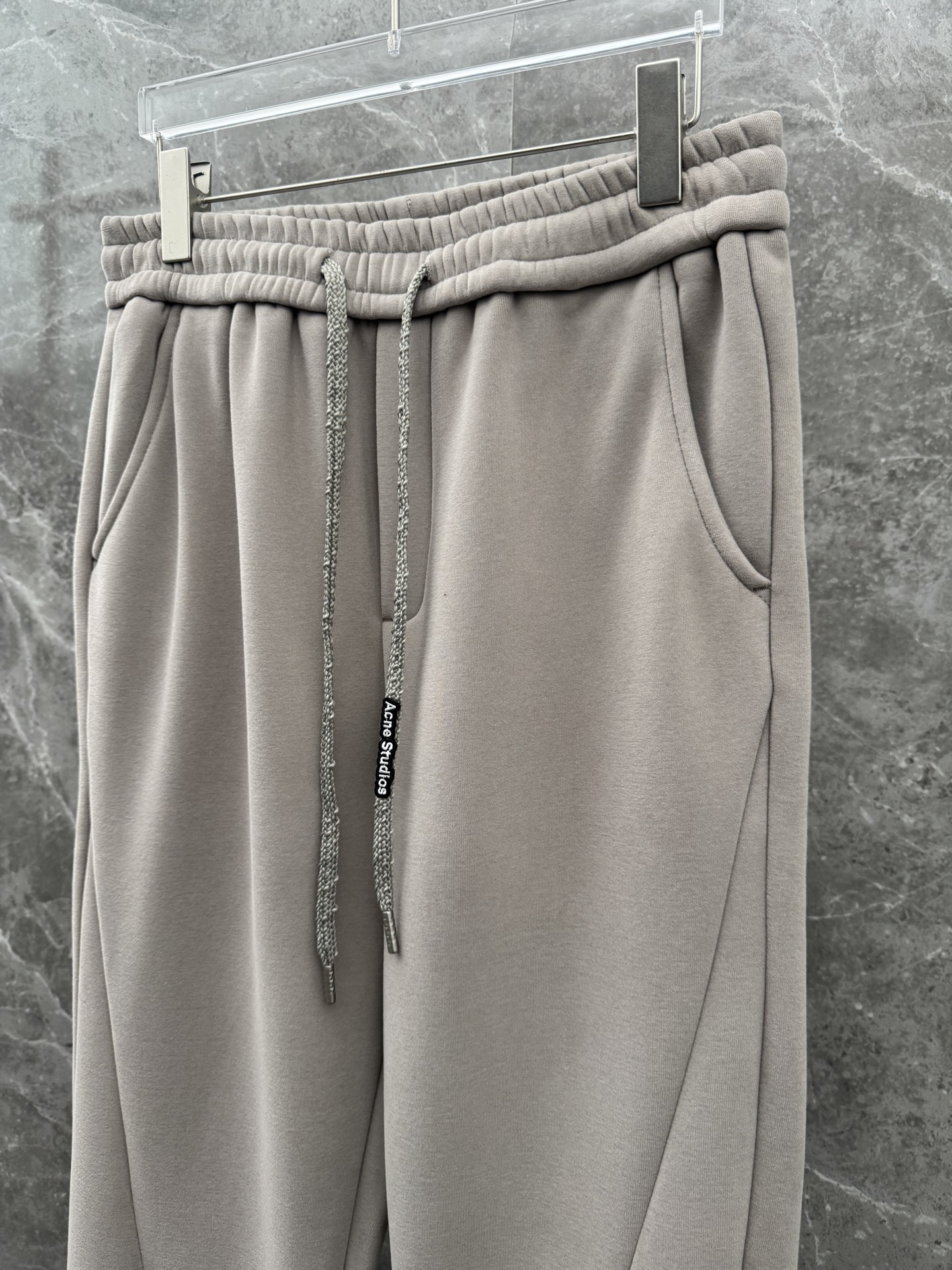 Acn🌈🌈新款休闲加绒直筒长裤，采用优质高定面料，面料丝滑挺括，内里羊绒底，上身足够吸睛且回头率爆棚！休