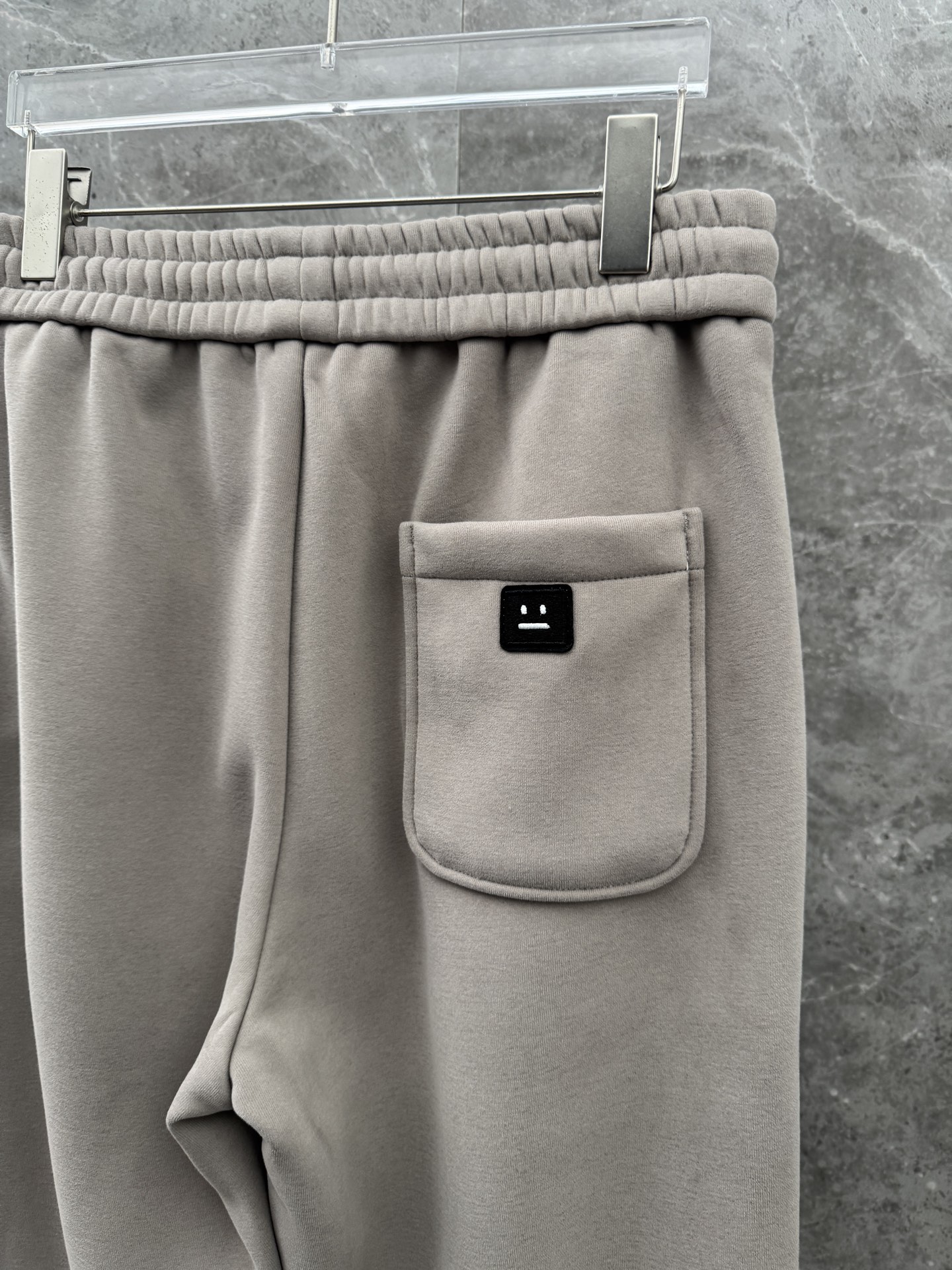 Acn🌈🌈新款休闲加绒直筒长裤，采用优质高定面料，面料丝滑挺括，内里羊绒底，上身足够吸睛且回头率爆棚！休