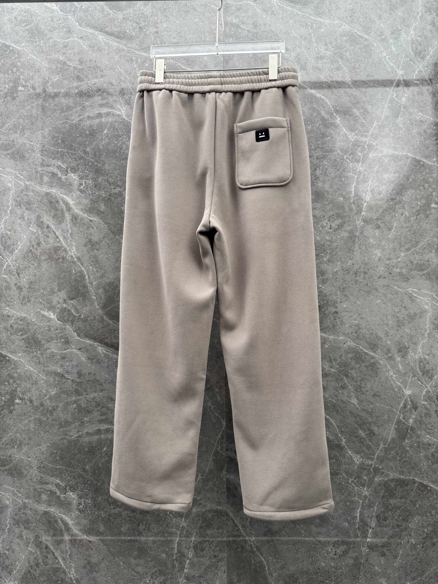 Acn🌈🌈新款休闲加绒直筒长裤，采用优质高定面料，面料丝滑挺括，内里羊绒底，上身足够吸睛且回头率爆棚！休