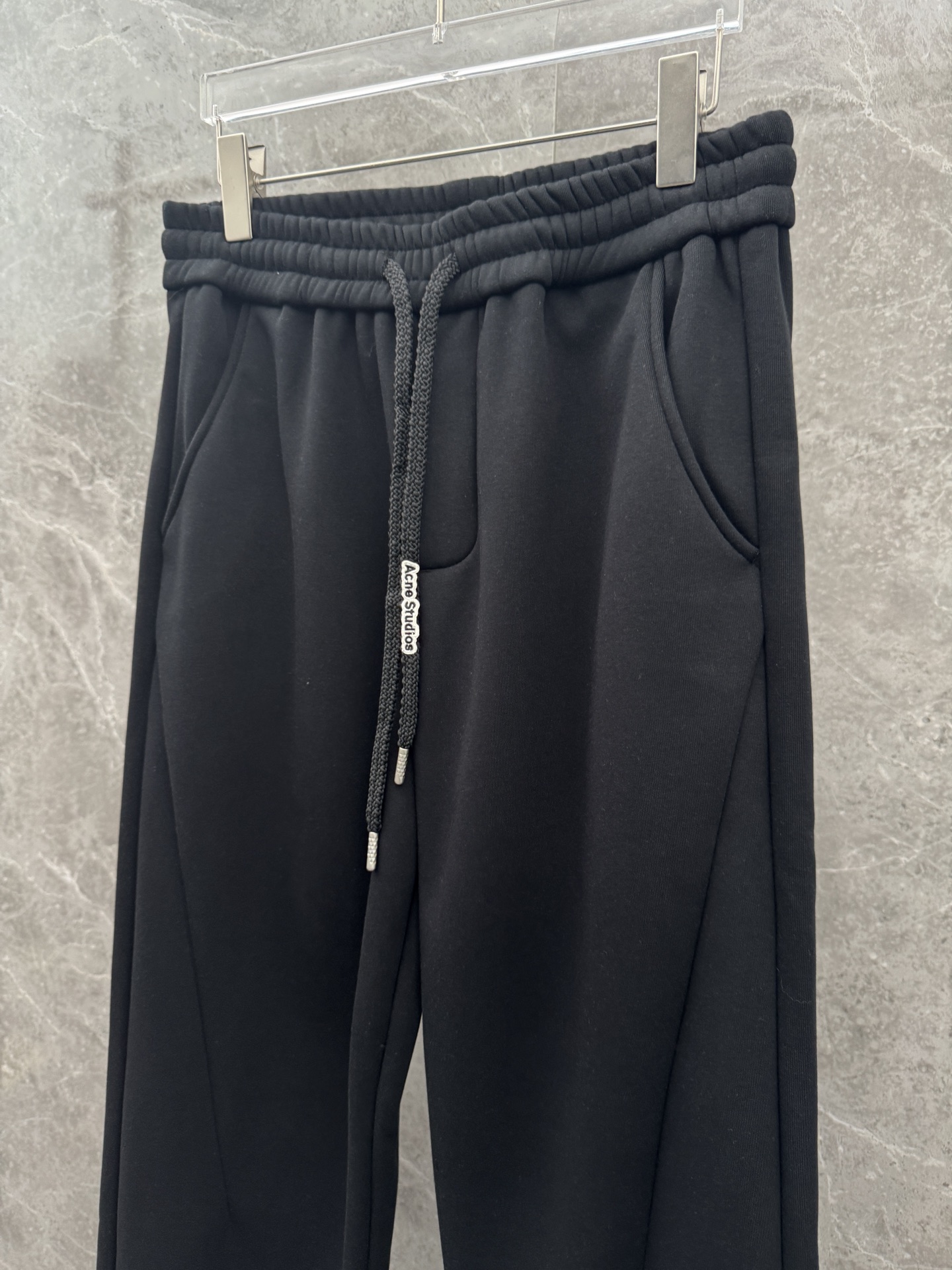 Acn🌈🌈新款休闲加绒直筒长裤，采用优质高定面料，面料丝滑挺括，内里羊绒底，上身足够吸睛且回头率爆棚！休