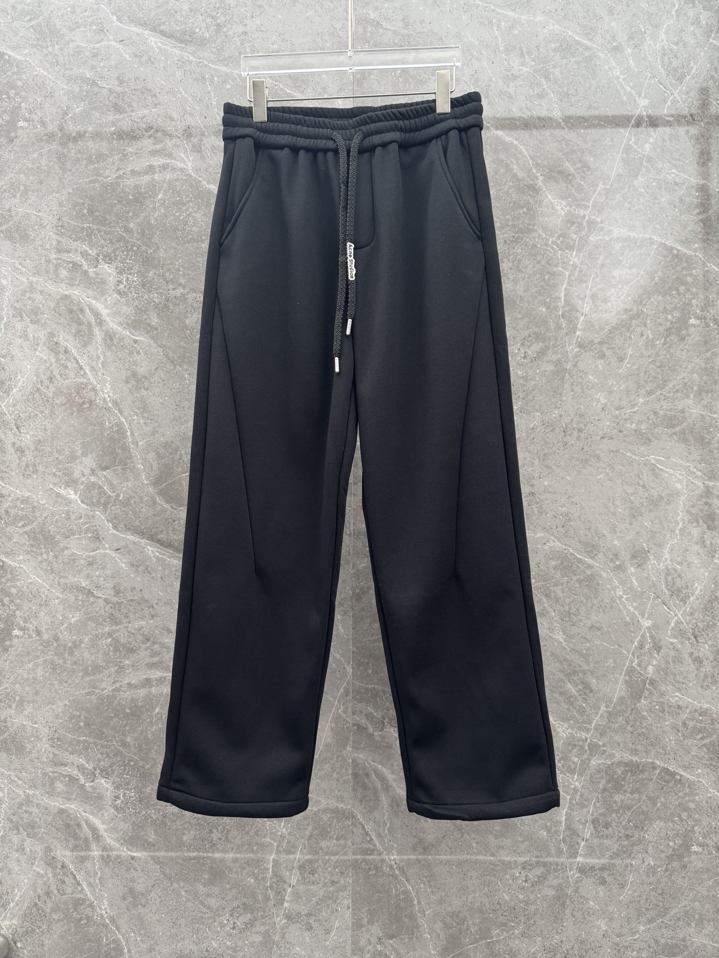 Acn🌈🌈新款休闲加绒直筒长裤，采用优质高定面料，面料丝滑挺括，内里羊绒底，上身足够吸睛且回头率爆棚！休