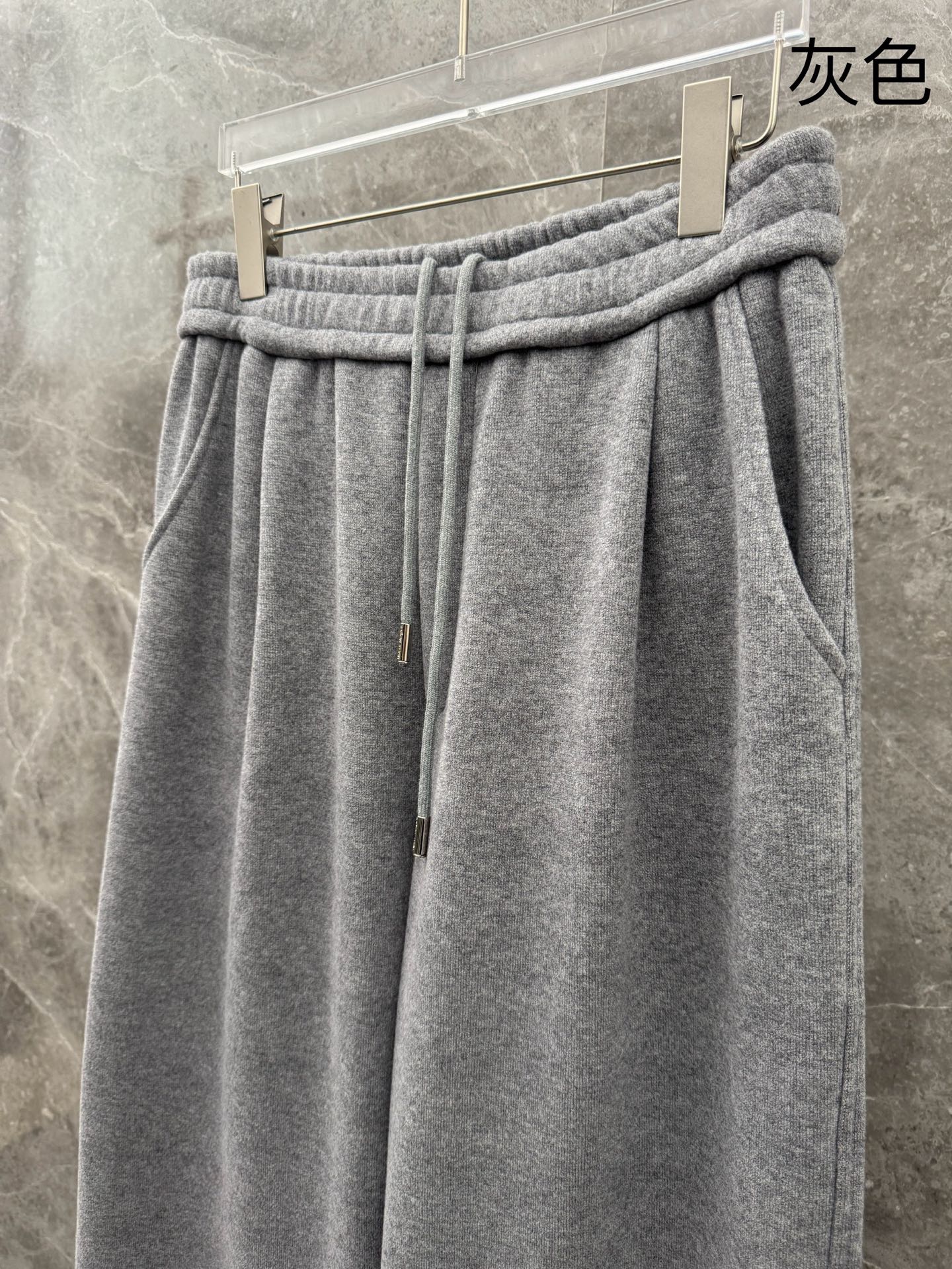 马吉拉🌈🌈新款加绒长裤，香港洋行渠道货，高级优质羊绒面料，绒面内里，细腻柔软程度非同一般。皮革标识增添看