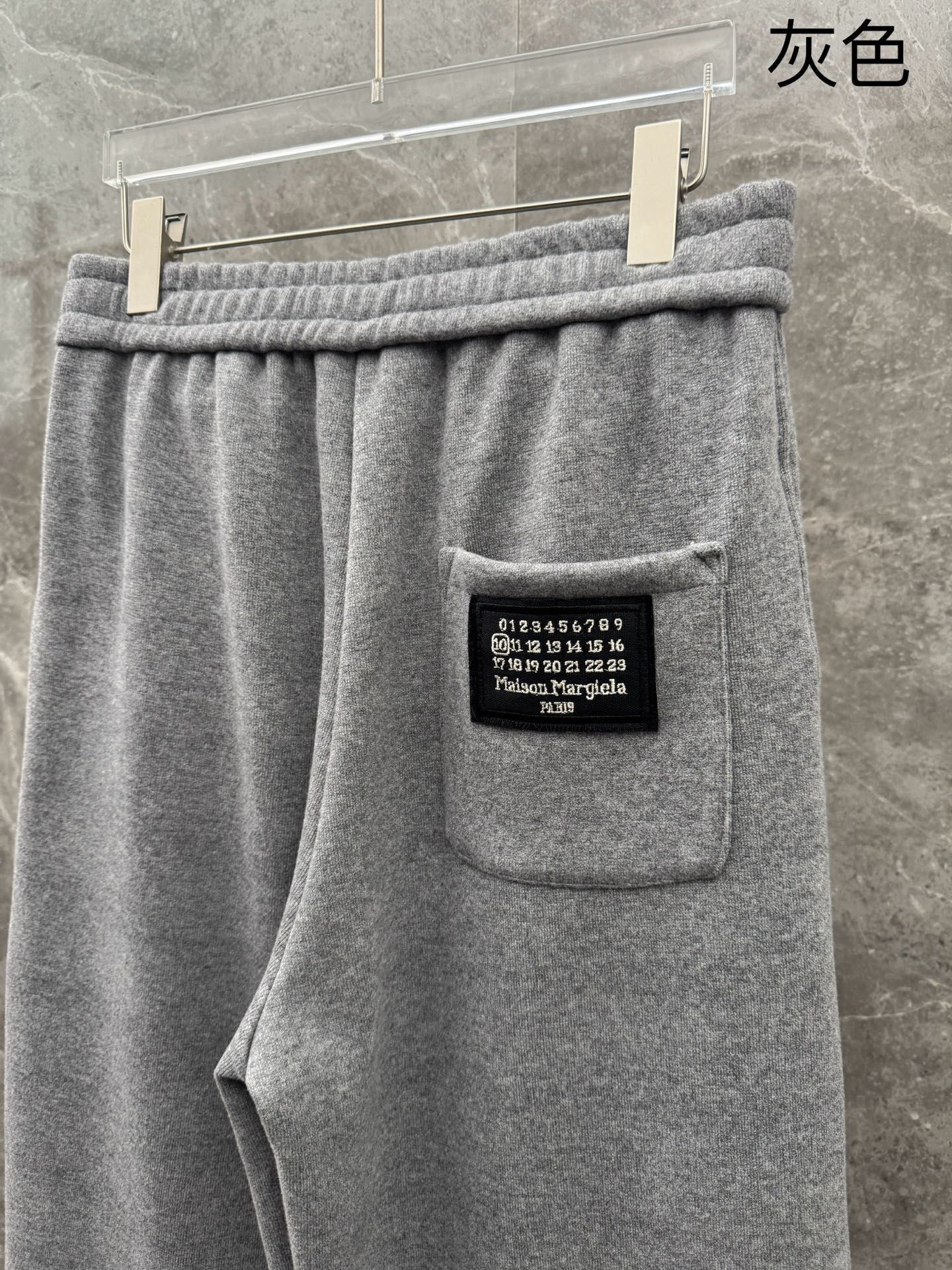 马吉拉🌈🌈新款加绒长裤，香港洋行渠道货，高级优质羊绒面料，绒面内里，细腻柔软程度非同一般。皮革标识增添看