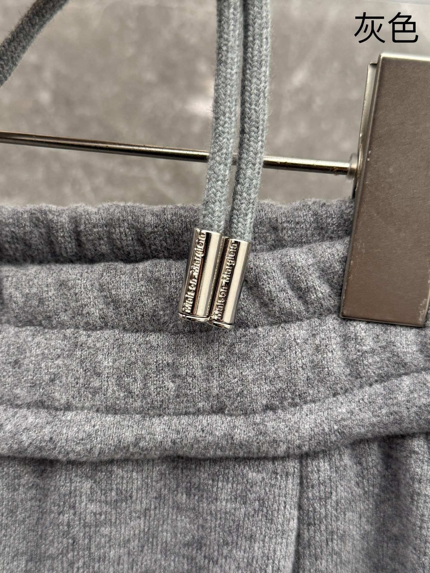 马吉拉🌈🌈新款加绒长裤，香港洋行渠道货，高级优质羊绒面料，绒面内里，细腻柔软程度非同一般。皮革标识增添看