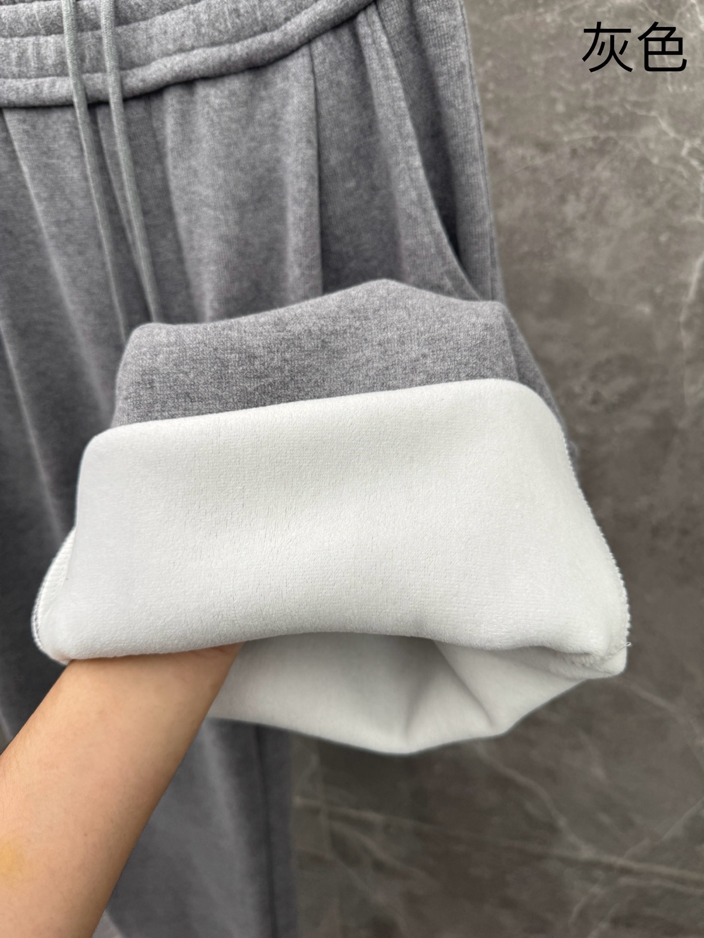 马吉拉🌈🌈新款加绒长裤，香港洋行渠道货，高级优质羊绒面料，绒面内里，细腻柔软程度非同一般。皮革标识增添看