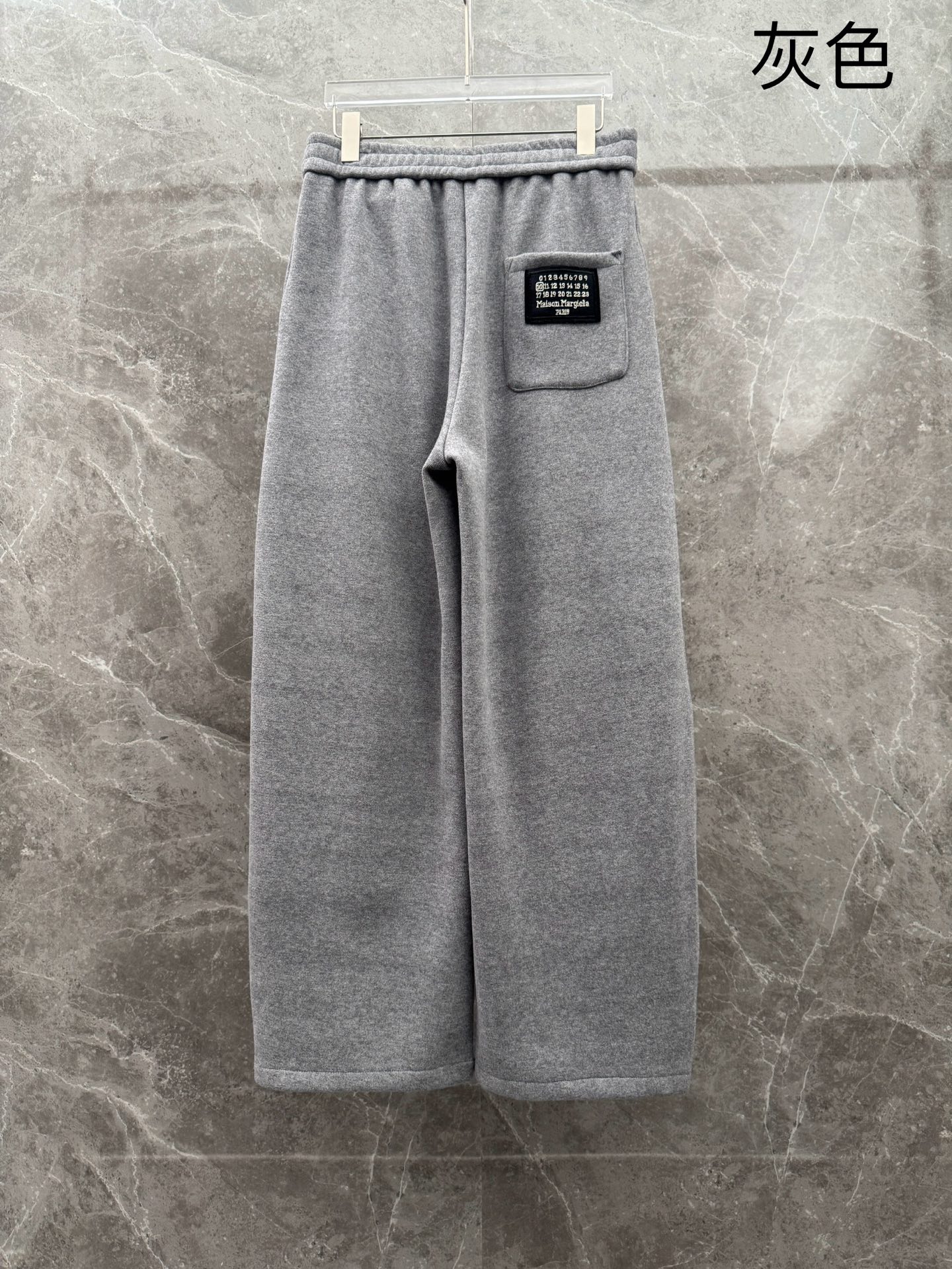 马吉拉🌈🌈新款加绒长裤，香港洋行渠道货，高级优质羊绒面料，绒面内里，细腻柔软程度非同一般。皮革标识增添看