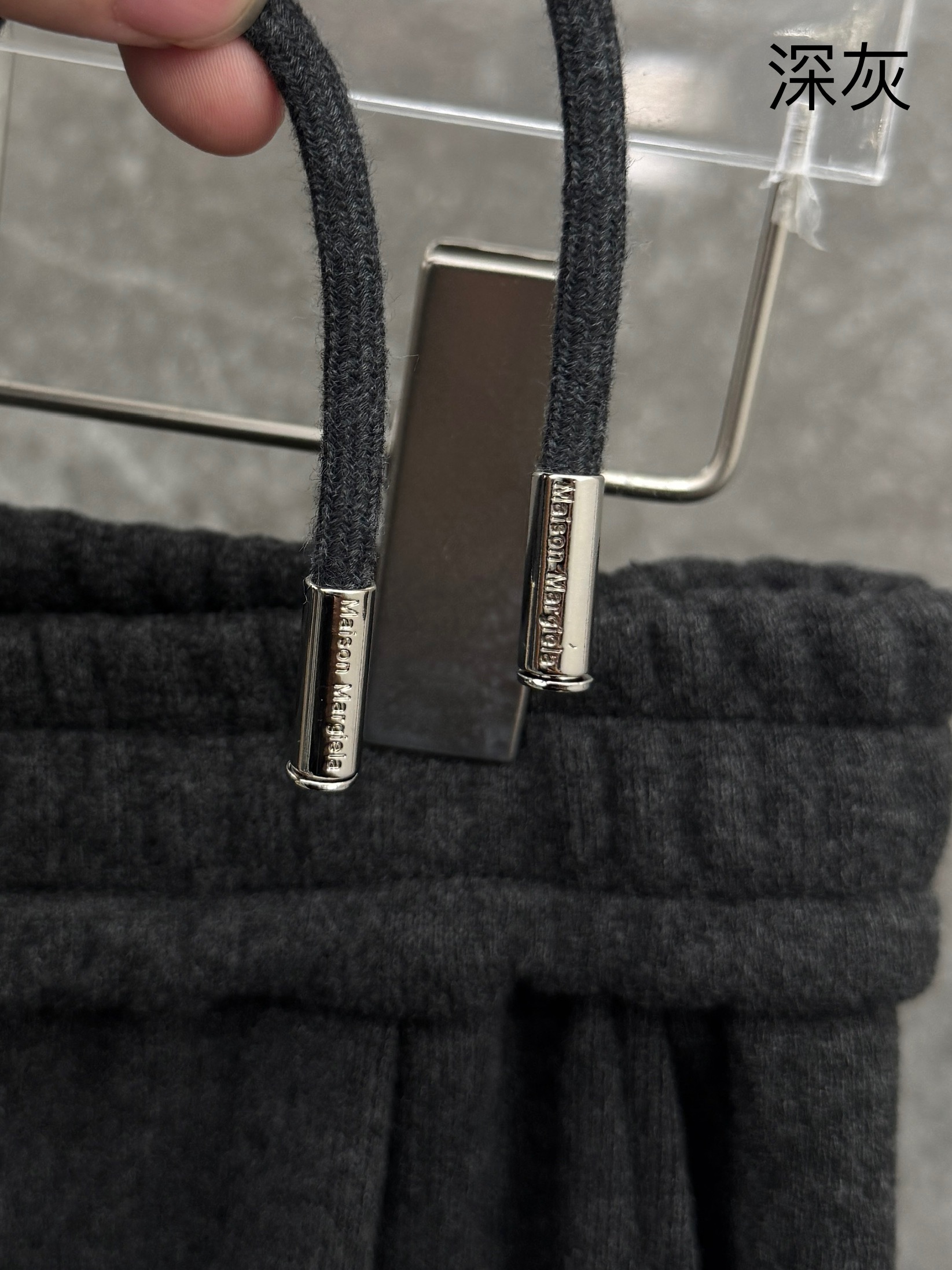 马吉拉🌈🌈新款加绒长裤，香港洋行渠道货，高级优质羊绒面料，绒面内里，细腻柔软程度非同一般。皮革标识增添看