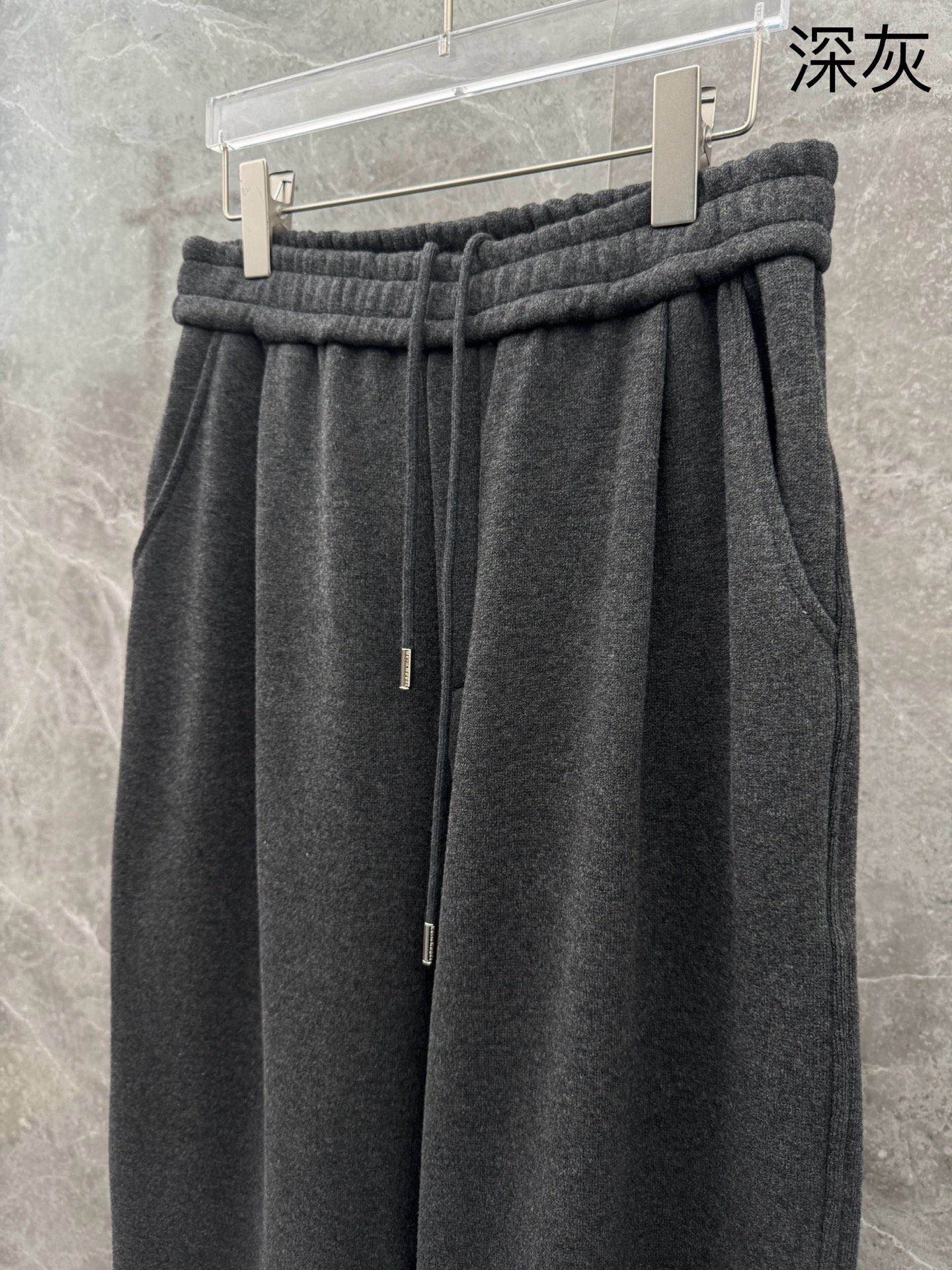 马吉拉🌈🌈新款加绒长裤，香港洋行渠道货，高级优质羊绒面料，绒面内里，细腻柔软程度非同一般。皮革标识增添看