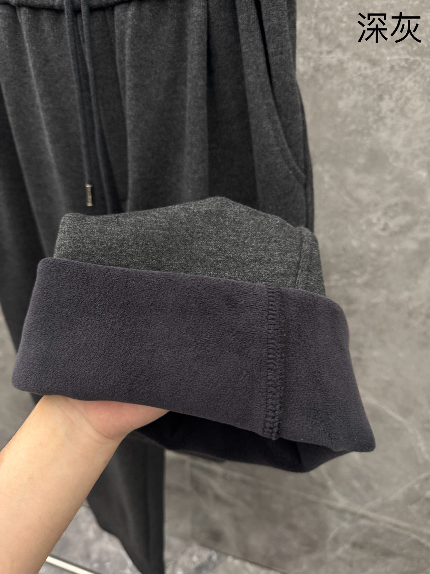 马吉拉🌈🌈新款加绒长裤，香港洋行渠道货，高级优质羊绒面料，绒面内里，细腻柔软程度非同一般。皮革标识增添看