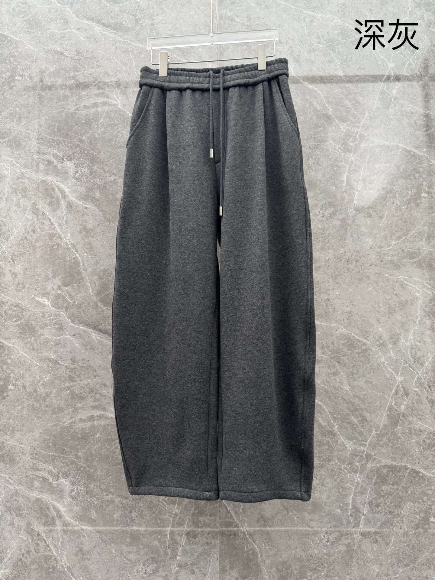 马吉拉🌈🌈新款加绒长裤，香港洋行渠道货，高级优质羊绒面料，绒面内里，细腻柔软程度非同一般。皮革标识增添看