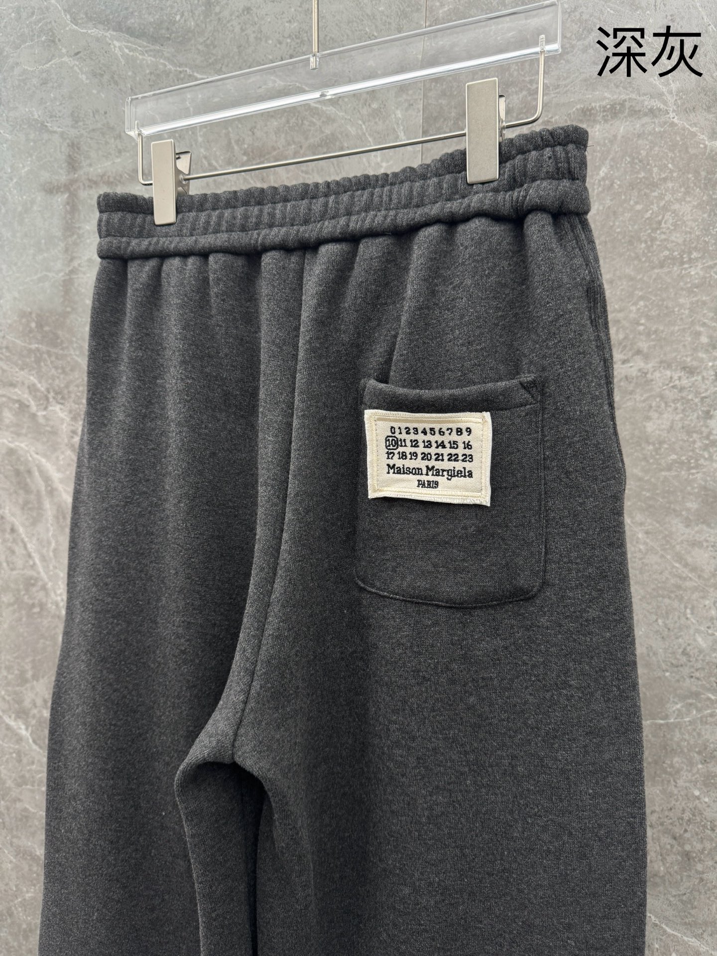 马吉拉🌈🌈新款加绒长裤，香港洋行渠道货，高级优质羊绒面料，绒面内里，细腻柔软程度非同一般。皮革标识增添看