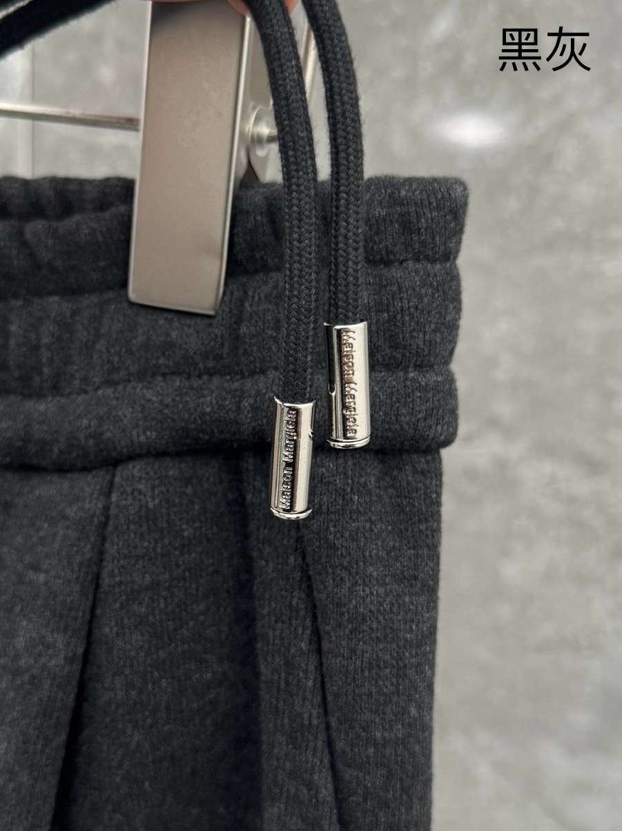 马吉拉🌈🌈新款加绒长裤，香港洋行渠道货，高级优质羊绒面料，绒面内里，细腻柔软程度非同一般。皮革标识增添看