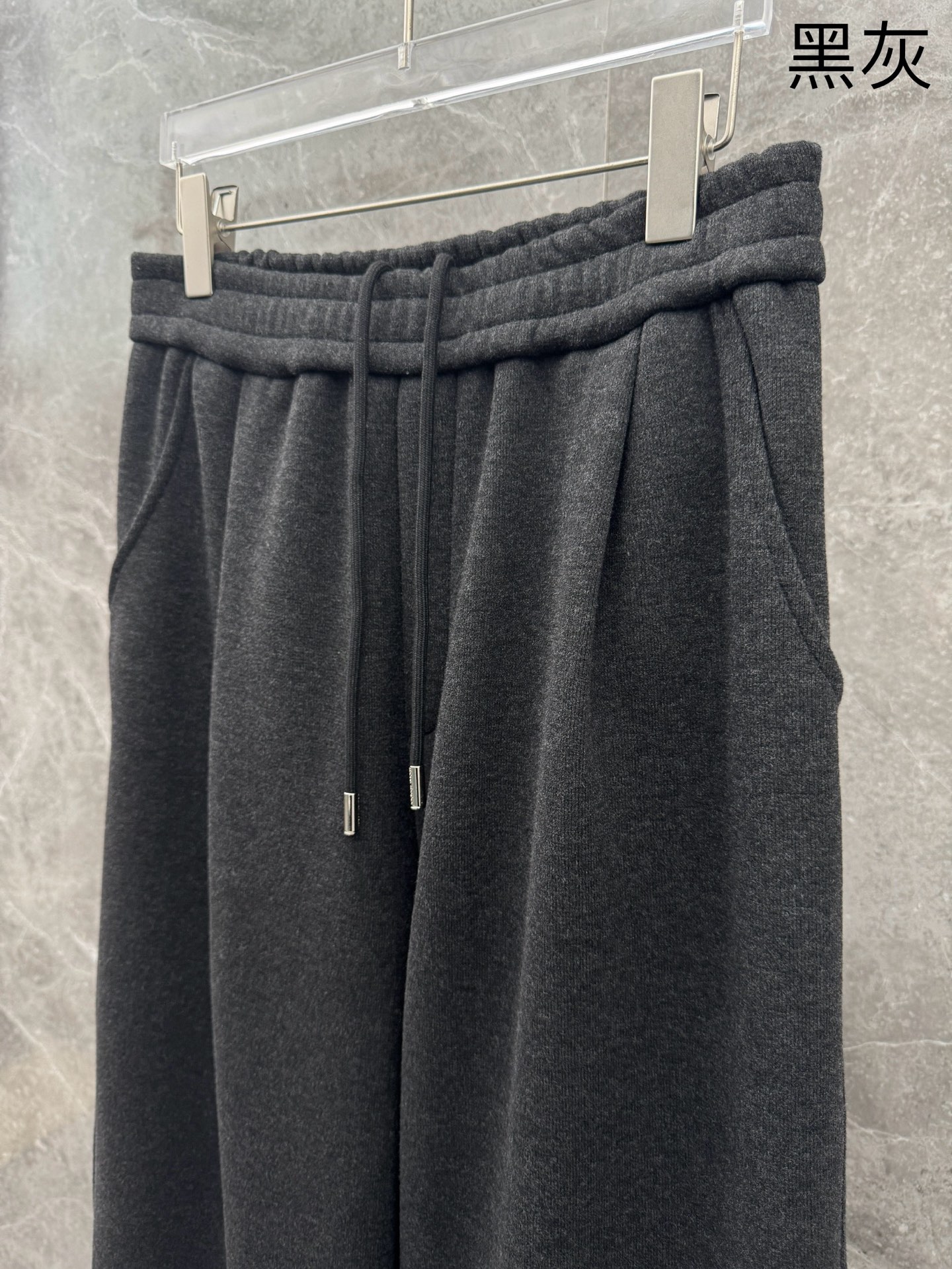 马吉拉🌈🌈新款加绒长裤，香港洋行渠道货，高级优质羊绒面料，绒面内里，细腻柔软程度非同一般。皮革标识增添看