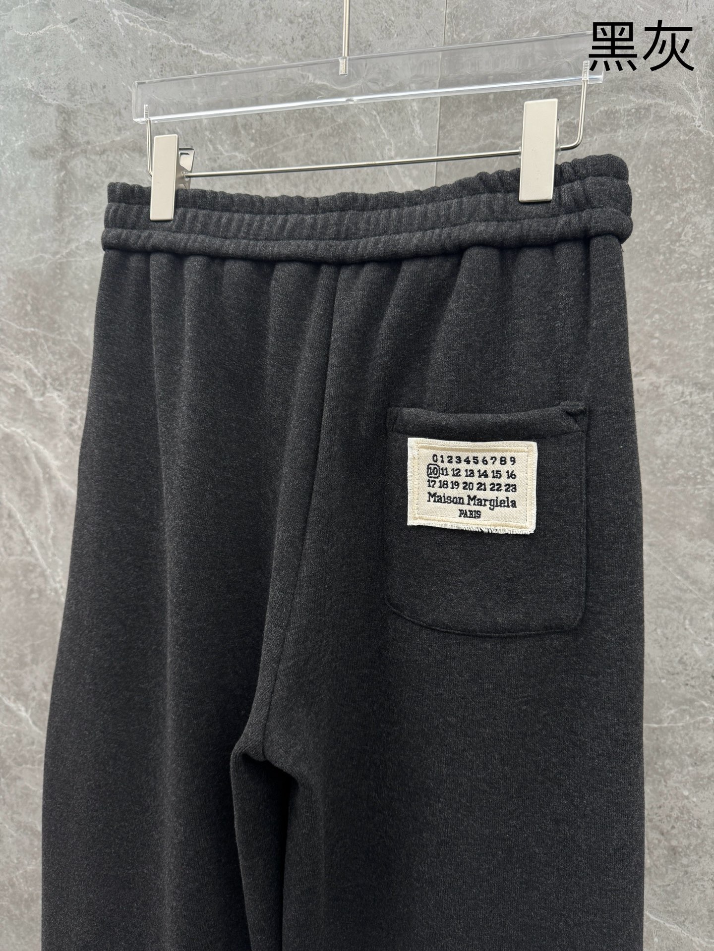 马吉拉🌈🌈新款加绒长裤，香港洋行渠道货，高级优质羊绒面料，绒面内里，细腻柔软程度非同一般。皮革标识增添看