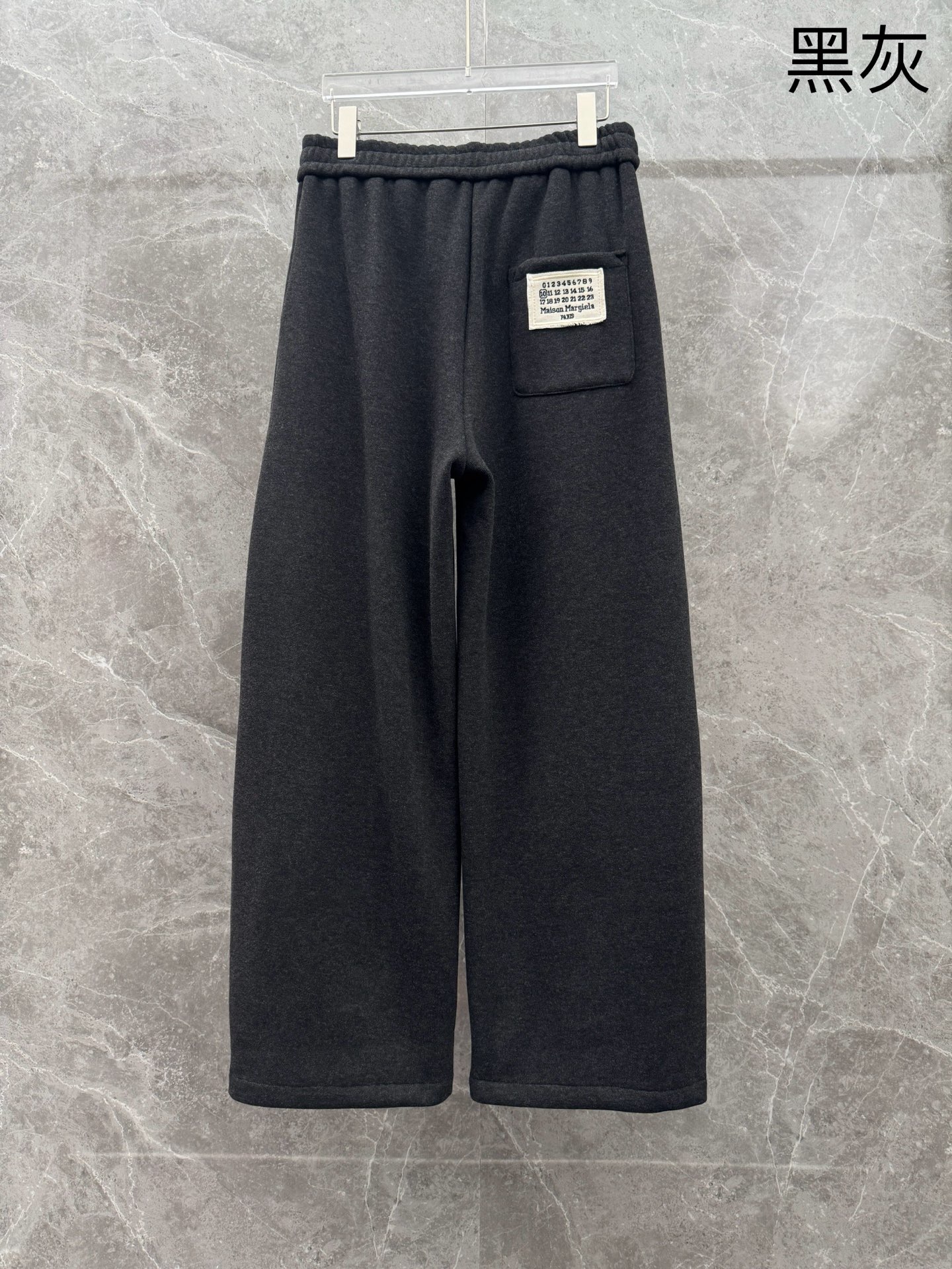 马吉拉🌈🌈新款加绒长裤，香港洋行渠道货，高级优质羊绒面料，绒面内里，细腻柔软程度非同一般。皮革标识增添看