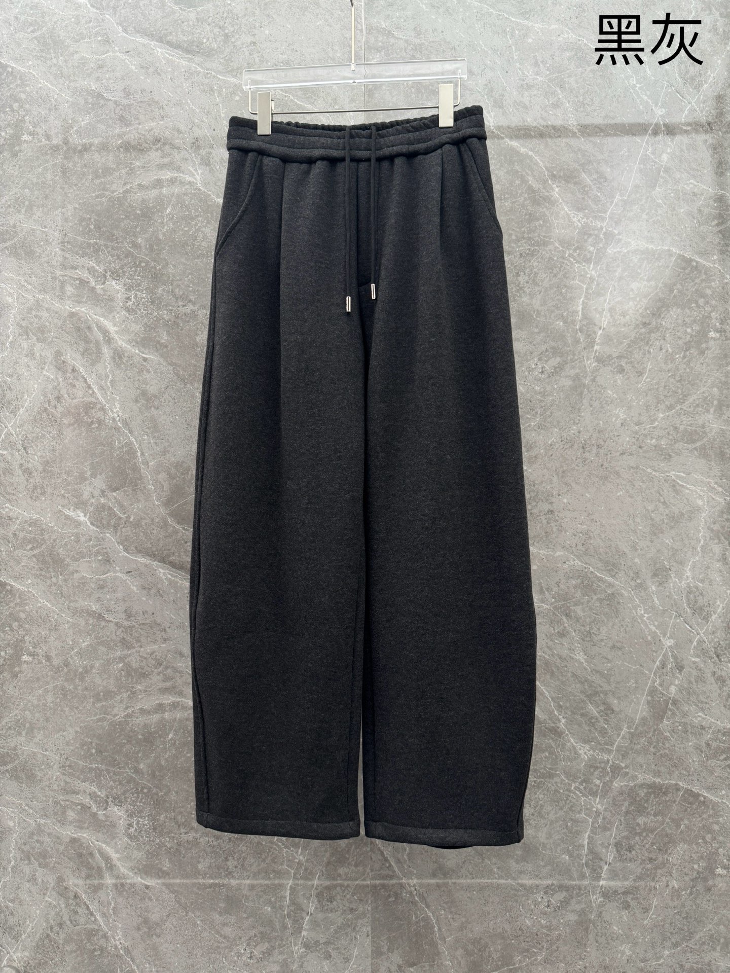 马吉拉🌈🌈新款加绒长裤，香港洋行渠道货，高级优质羊绒面料，绒面内里，细腻柔软程度非同一般。皮革标识增添看