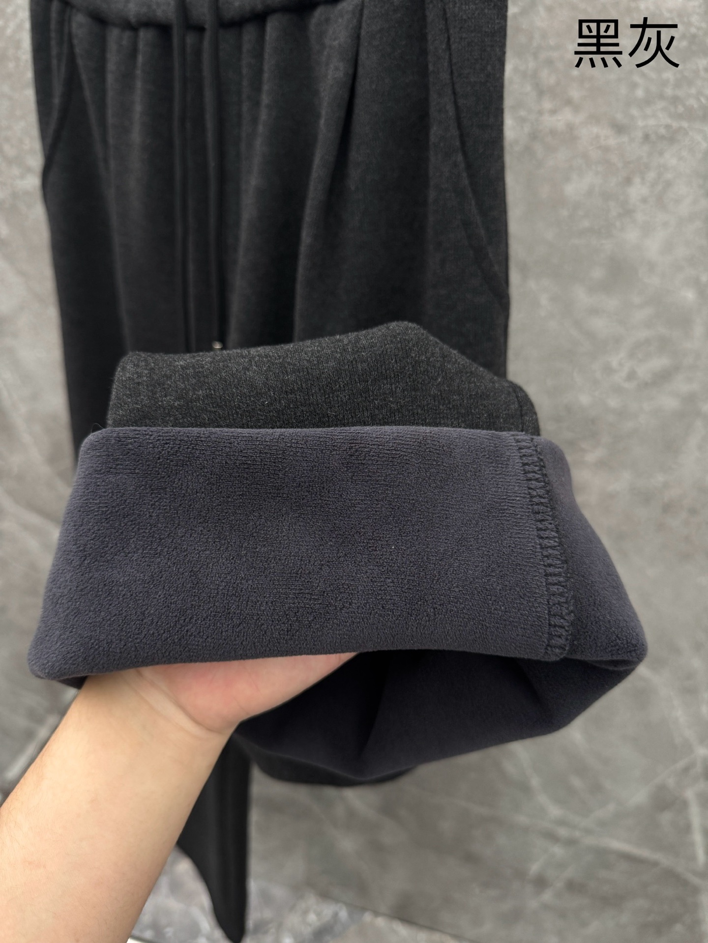 马吉拉🌈🌈新款加绒长裤，香港洋行渠道货，高级优质羊绒面料，绒面内里，细腻柔软程度非同一般。皮革标识增添看