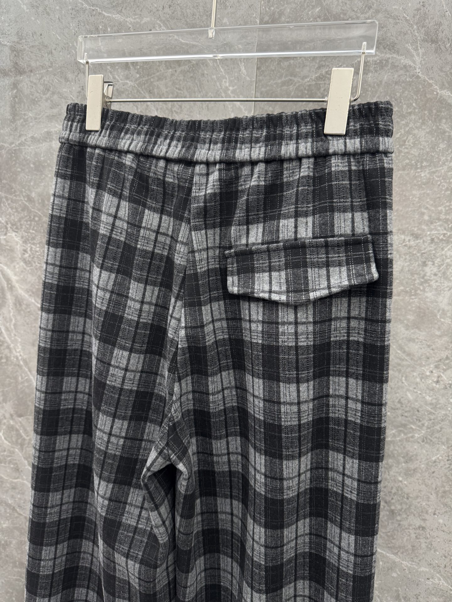 克罗心🌈🌈拉绒新款英伦风休闲裤，采用优质亲肤毛呢绒面料，超级舒适，面料极好亲肤舒适，整体轮廓版型设计完美