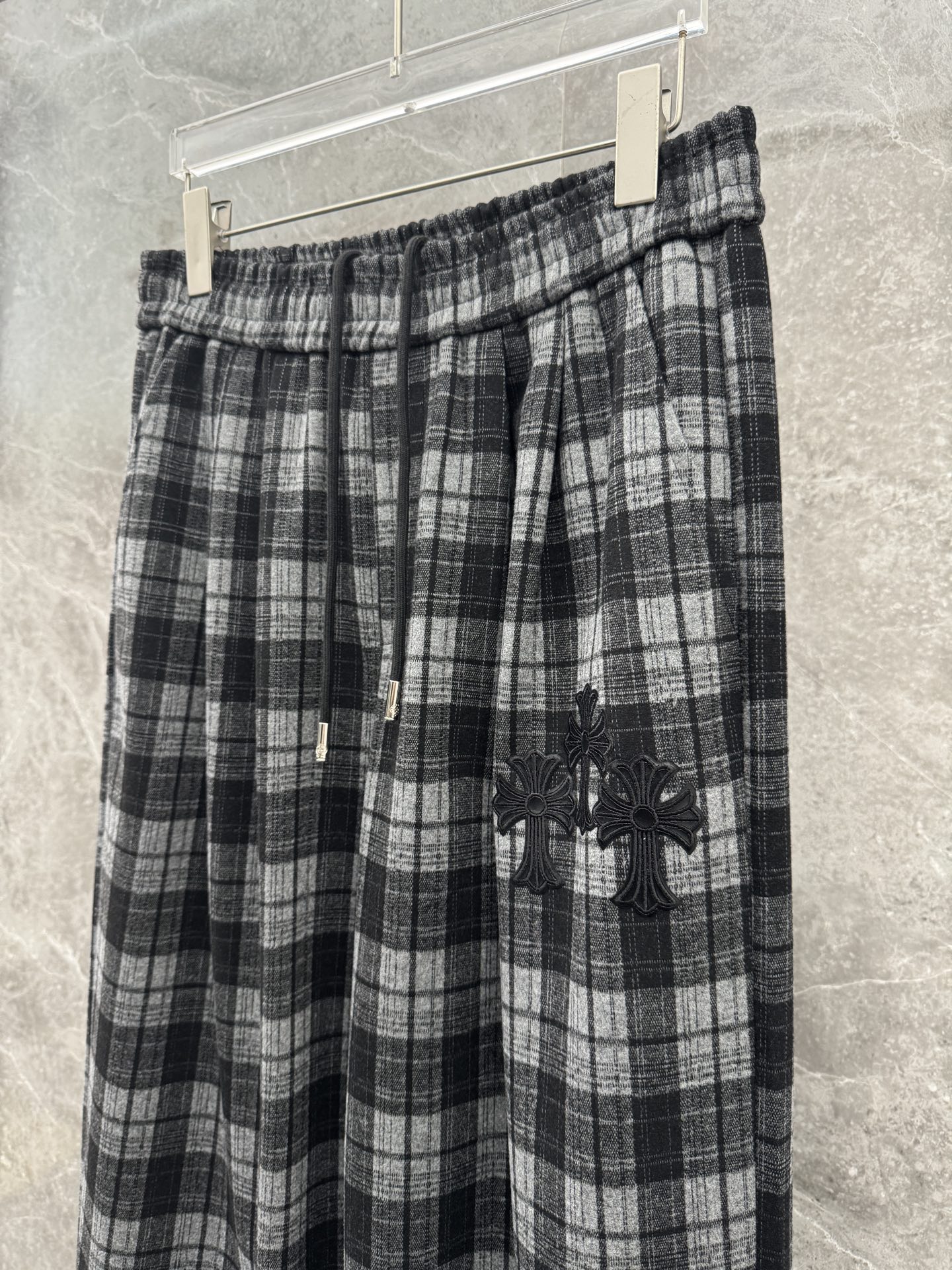 克罗心🌈🌈拉绒新款英伦风休闲裤，采用优质亲肤毛呢绒面料，超级舒适，面料极好亲肤舒适，整体轮廓版型设计完美