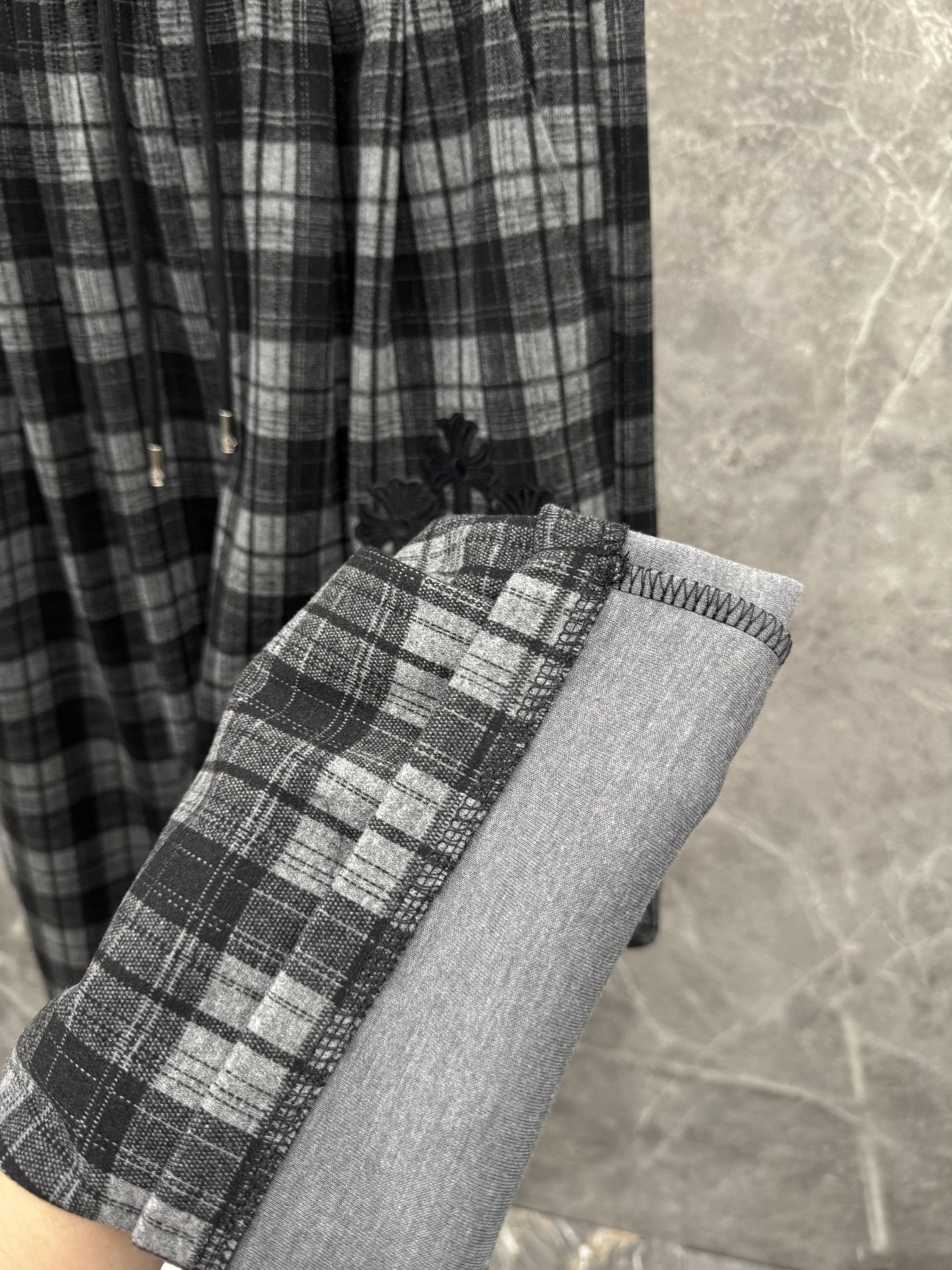 克罗心🌈🌈拉绒新款英伦风休闲裤，采用优质亲肤毛呢绒面料，超级舒适，面料极好亲肤舒适，整体轮廓版型设计完美