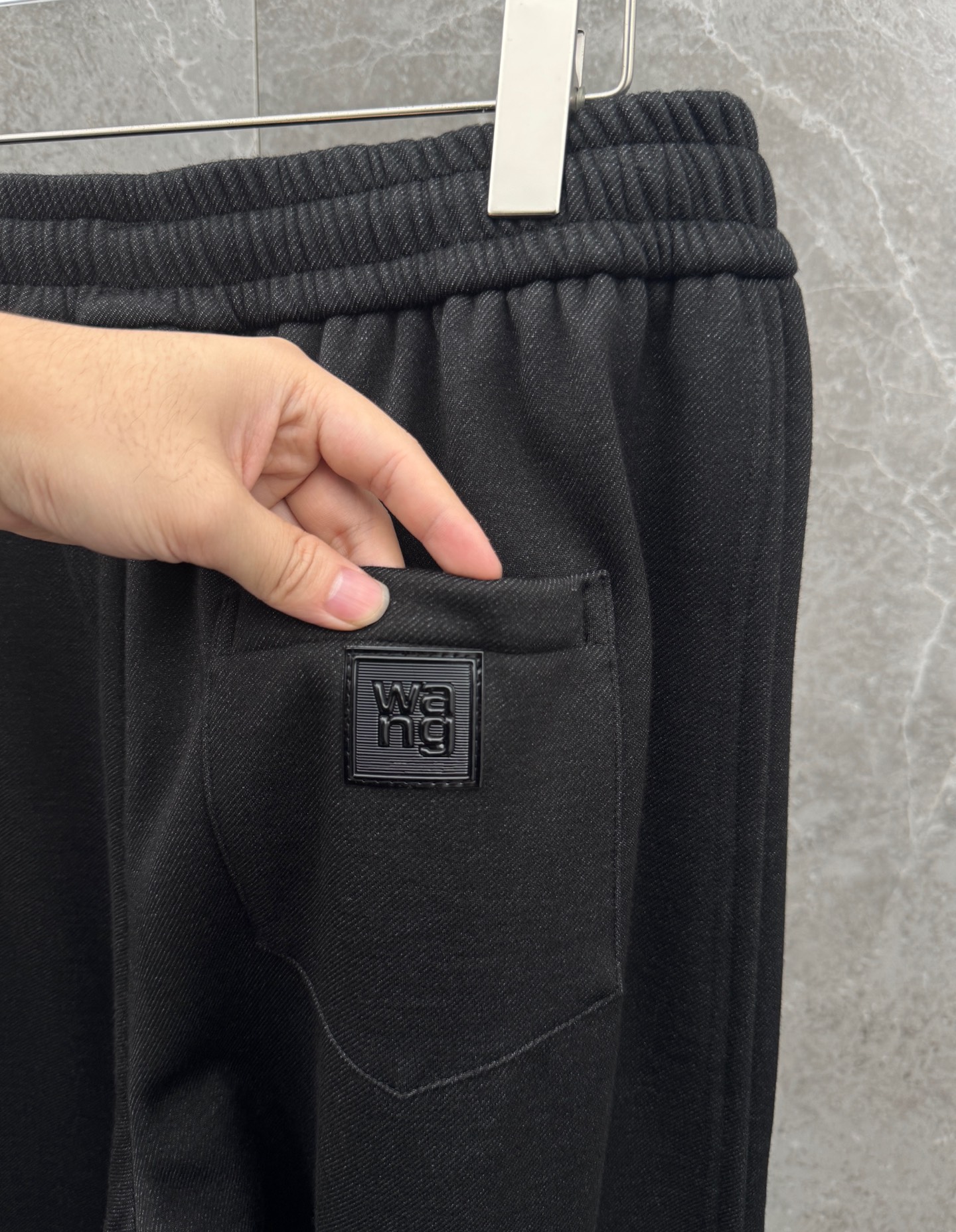 大王🌈🌈新款加绒休闲裤，采用优质高定面料，面料舒适透气，手感柔软舒适，亲肤透气。前面刺绣logo设计，低