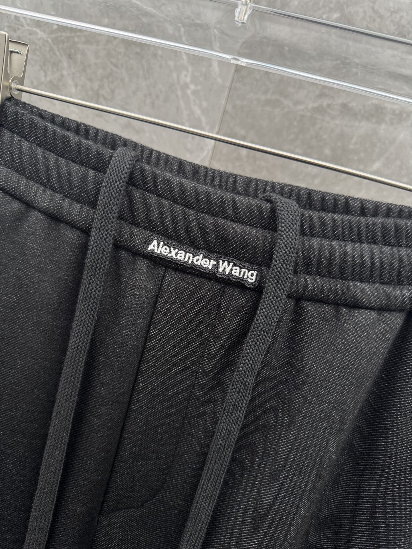 大王🌈🌈新款加绒休闲裤，采用优质高定面料，面料舒适透气，手感柔软舒适，亲肤透气。前面刺绣logo设计，低