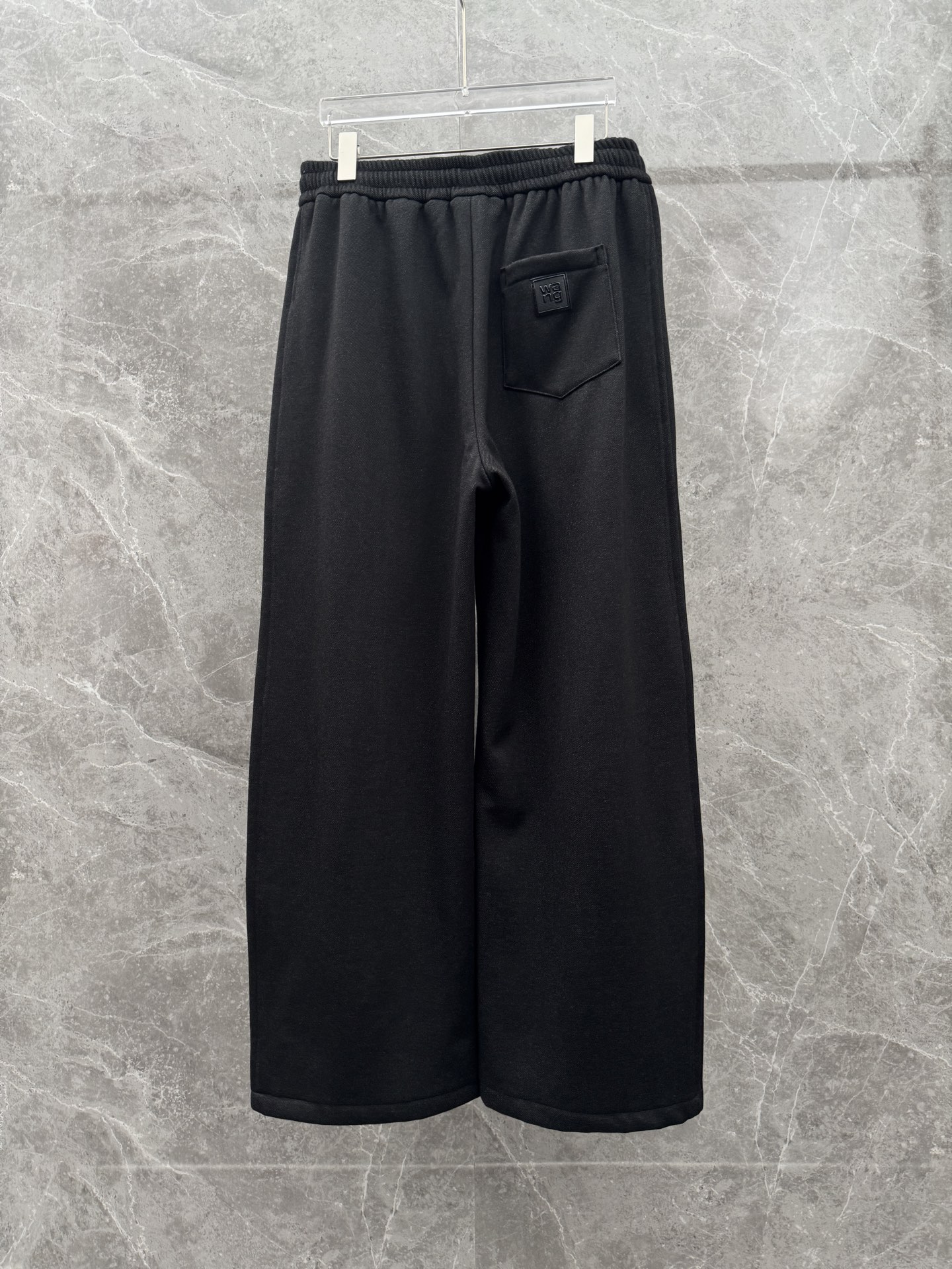 大王🌈🌈新款加绒休闲裤，采用优质高定面料，面料舒适透气，手感柔软舒适，亲肤透气。前面刺绣logo设计，低