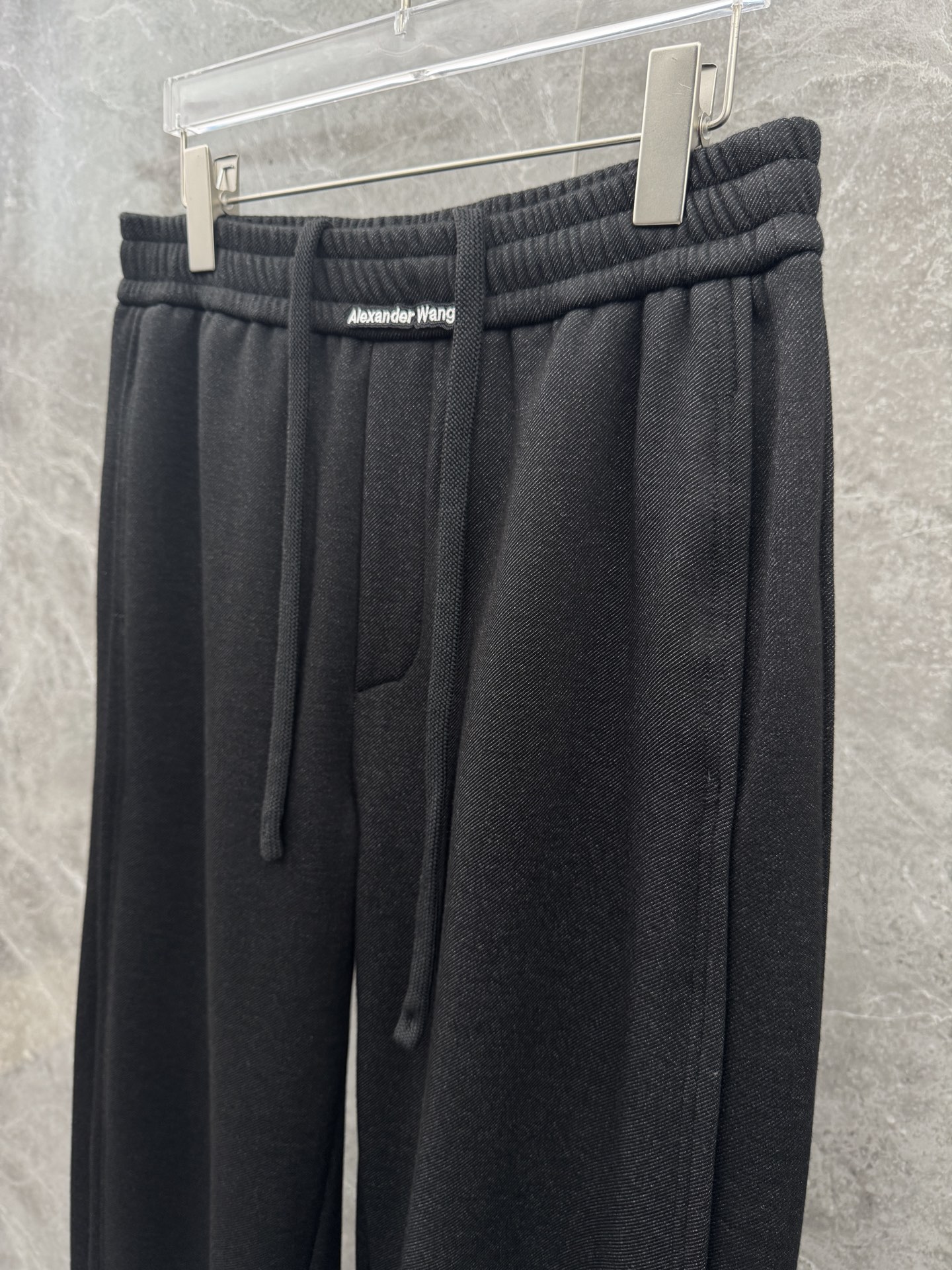 大王🌈🌈新款加绒休闲裤，采用优质高定面料，面料舒适透气，手感柔软舒适，亲肤透气。前面刺绣logo设计，低