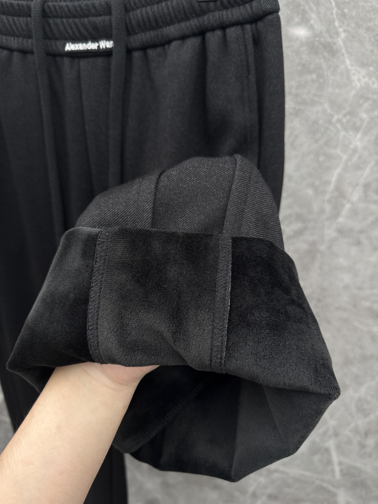 大王🌈🌈新款加绒休闲裤，采用优质高定面料，面料舒适透气，手感柔软舒适，亲肤透气。前面刺绣logo设计，低