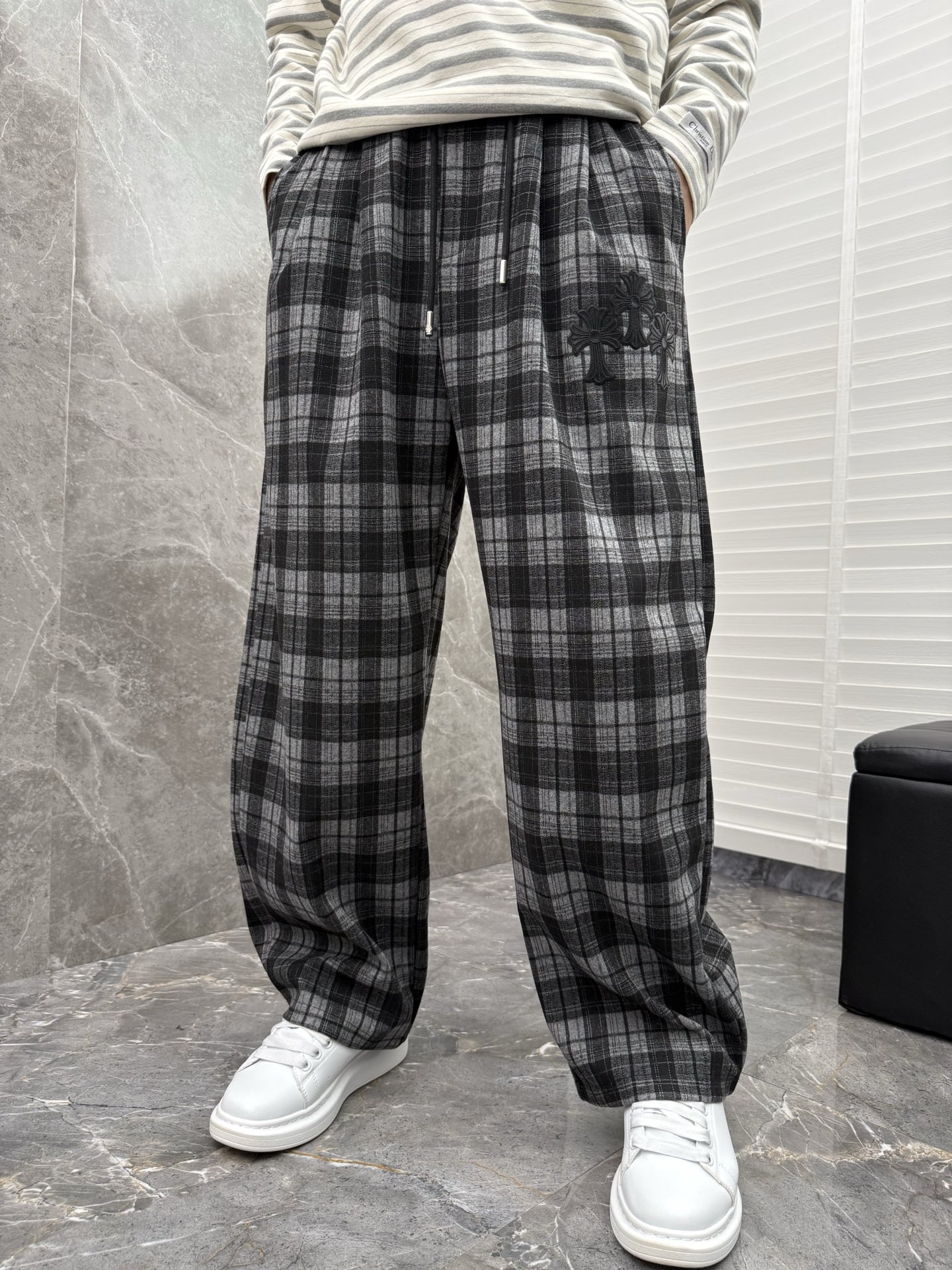 克罗心🌈🌈拉绒新款英伦风休闲裤，采用优质亲肤毛呢绒面料，超级舒适，面料极好亲肤舒适，整体轮廓版型设计完美