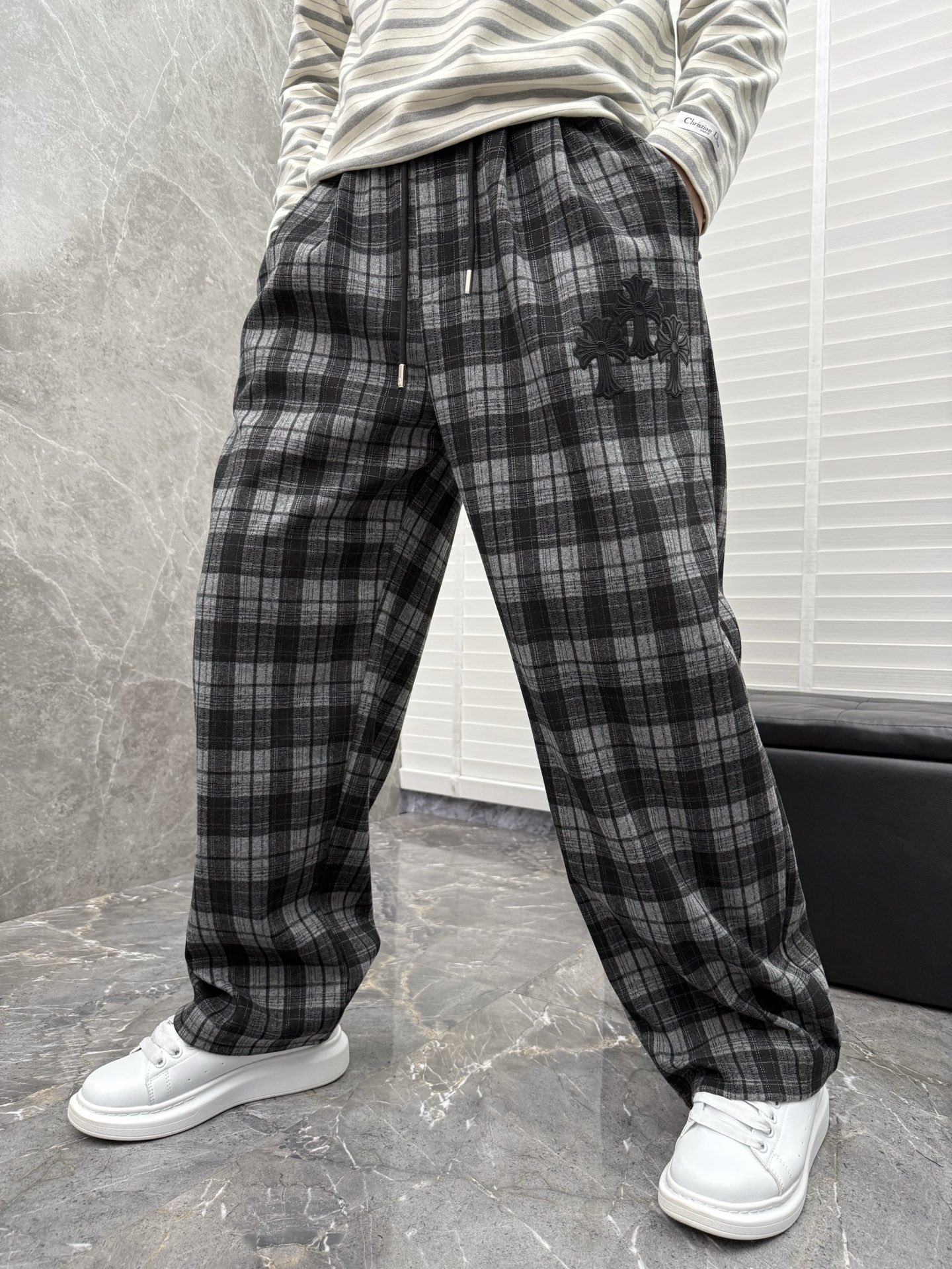 克罗心🌈🌈拉绒新款英伦风休闲裤，采用优质亲肤毛呢绒面料，超级舒适，面料极好亲肤舒适，整体轮廓版型设计完美