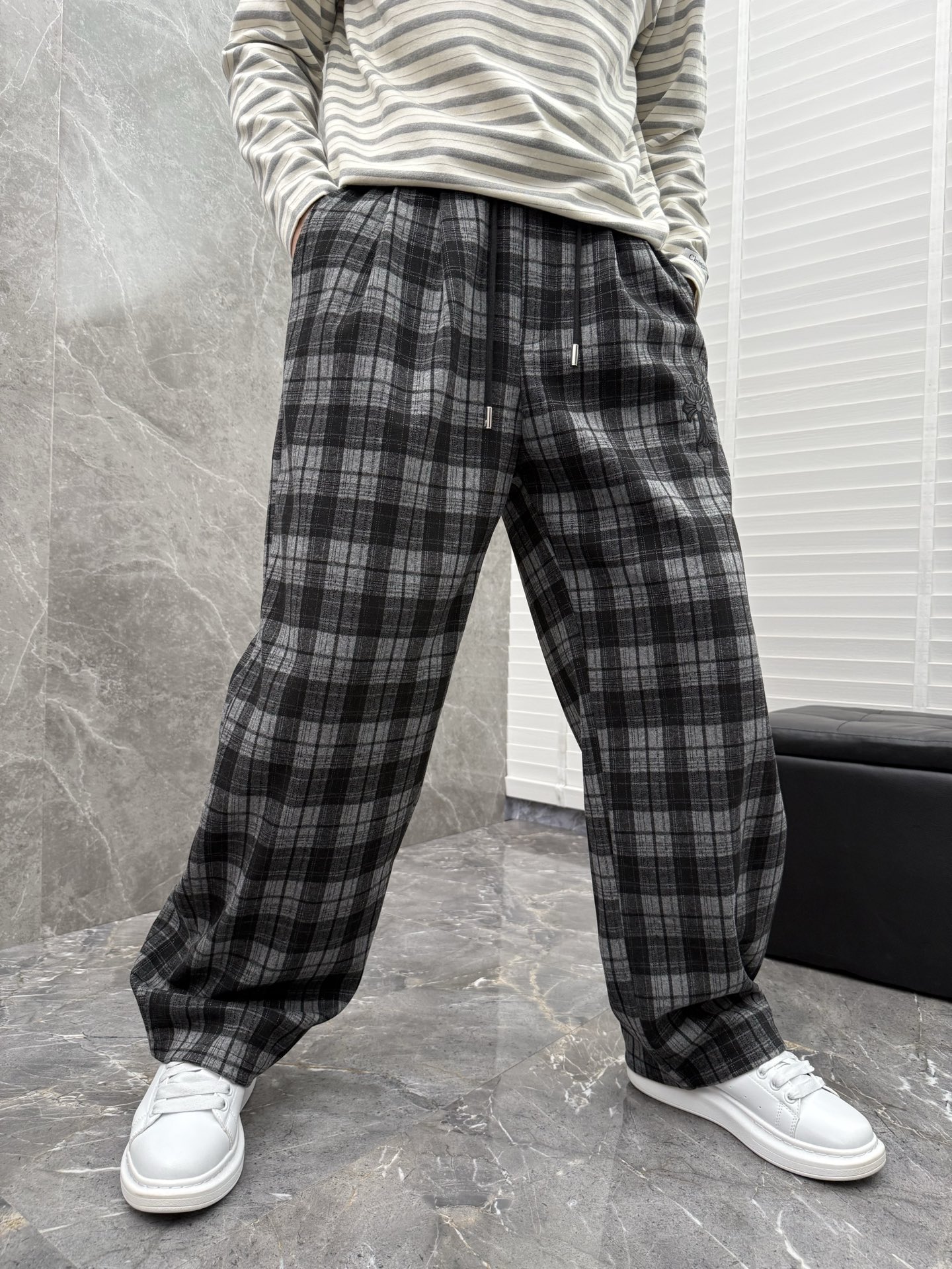 克罗心🌈🌈拉绒新款英伦风休闲裤，采用优质亲肤毛呢绒面料，超级舒适，面料极好亲肤舒适，整体轮廓版型设计完美