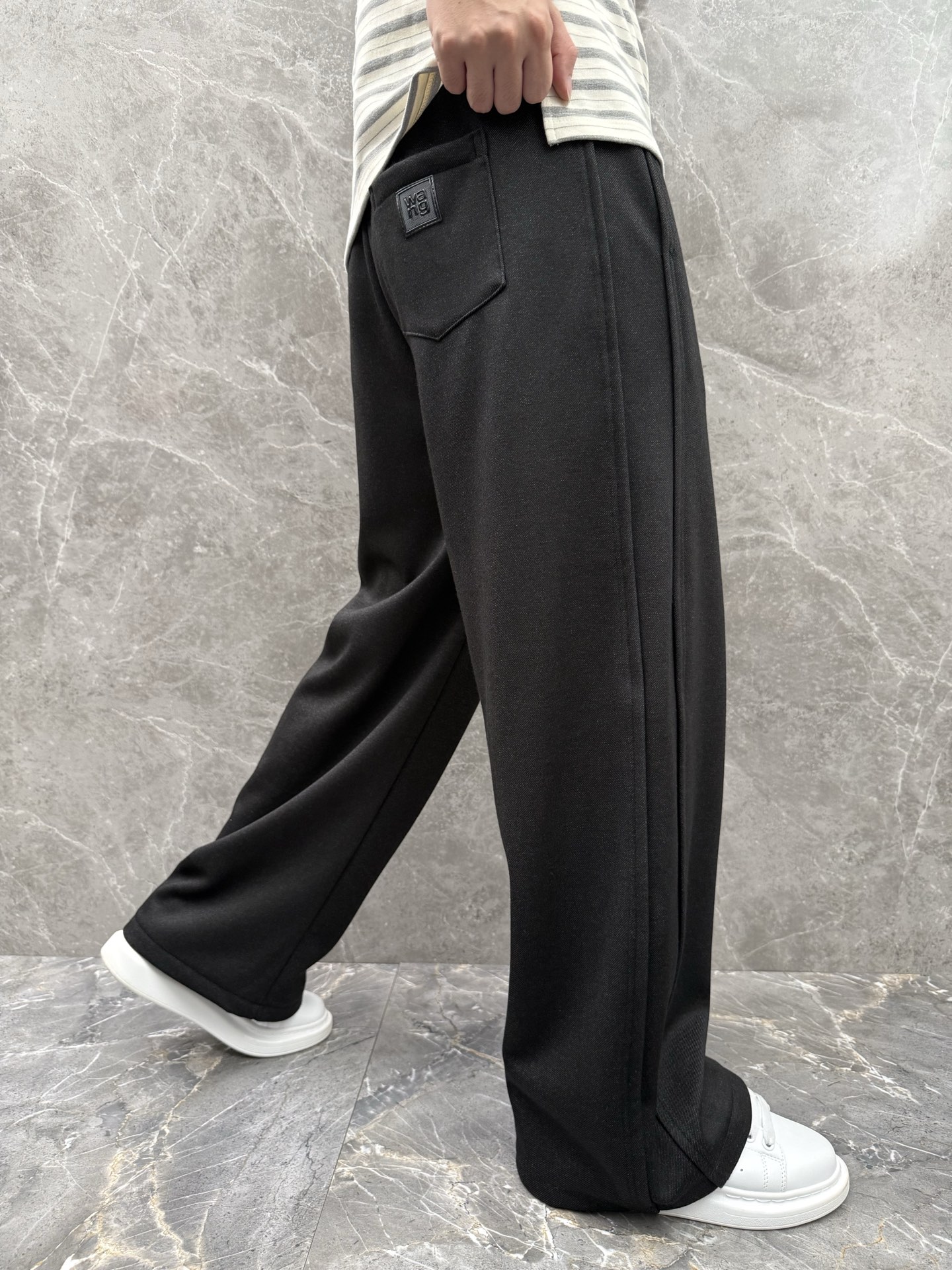 大王🌈🌈新款加绒休闲裤，采用优质高定面料，面料舒适透气，手感柔软舒适，亲肤透气。前面刺绣logo设计，低