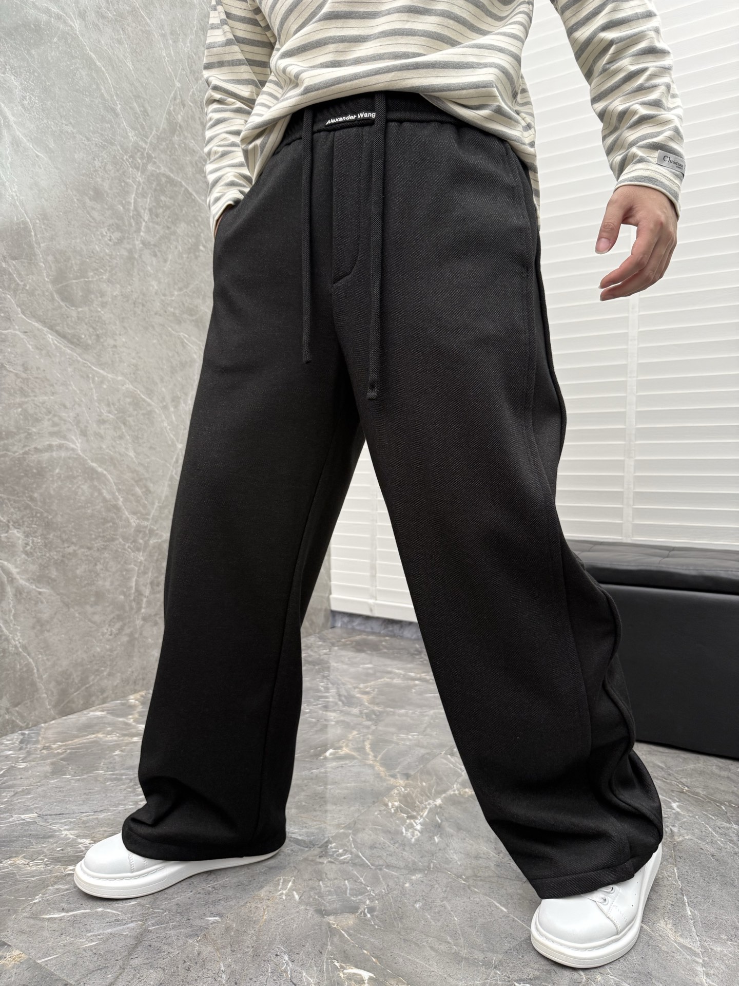 大王🌈🌈新款加绒休闲裤，采用优质高定面料，面料舒适透气，手感柔软舒适，亲肤透气。前面刺绣logo设计，低