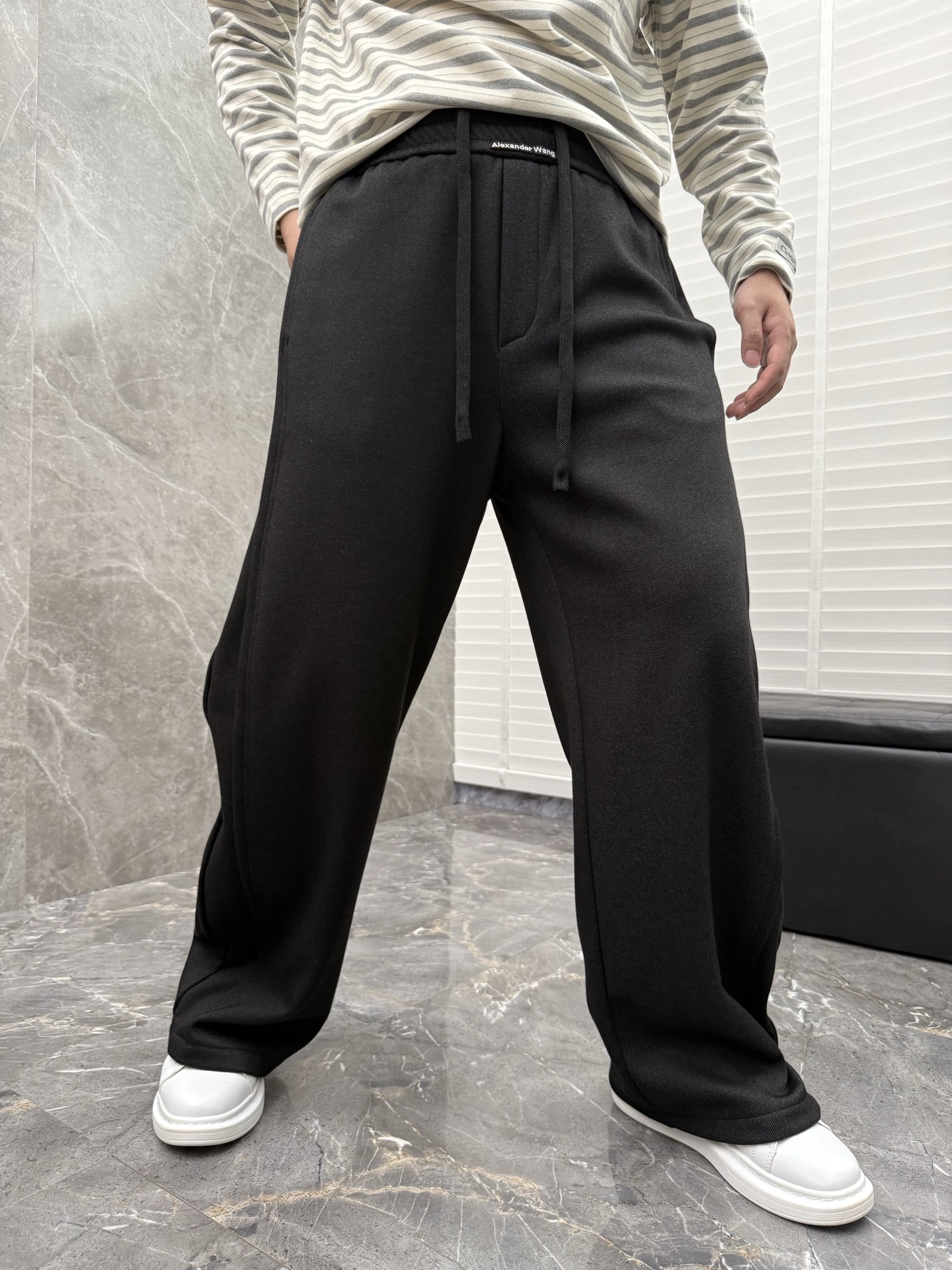 大王🌈🌈新款加绒休闲裤，采用优质高定面料，面料舒适透气，手感柔软舒适，亲肤透气。前面刺绣logo设计，低